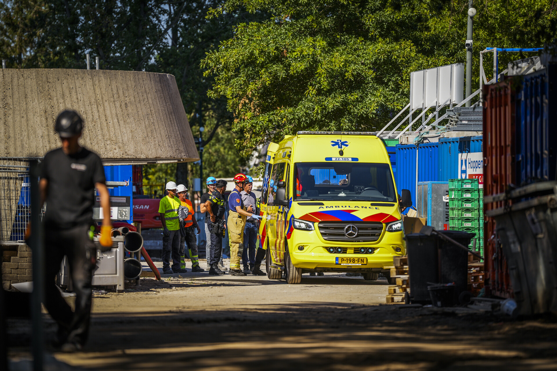 Kraan verliest lading, bouwvakker raakt ernstig gewond