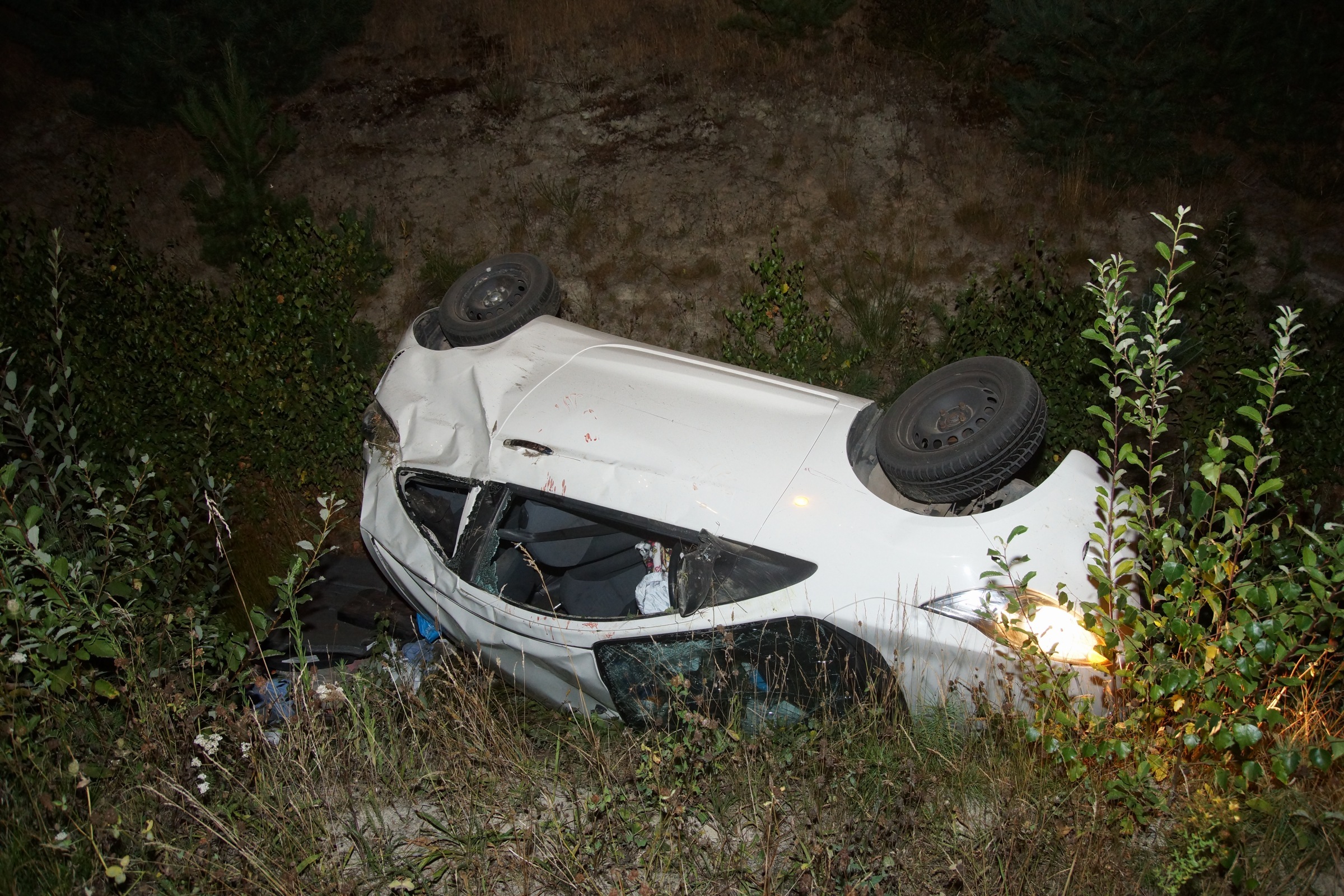 Vrouw gewond nadat auto over de kop slaat en terecht komt in sloot