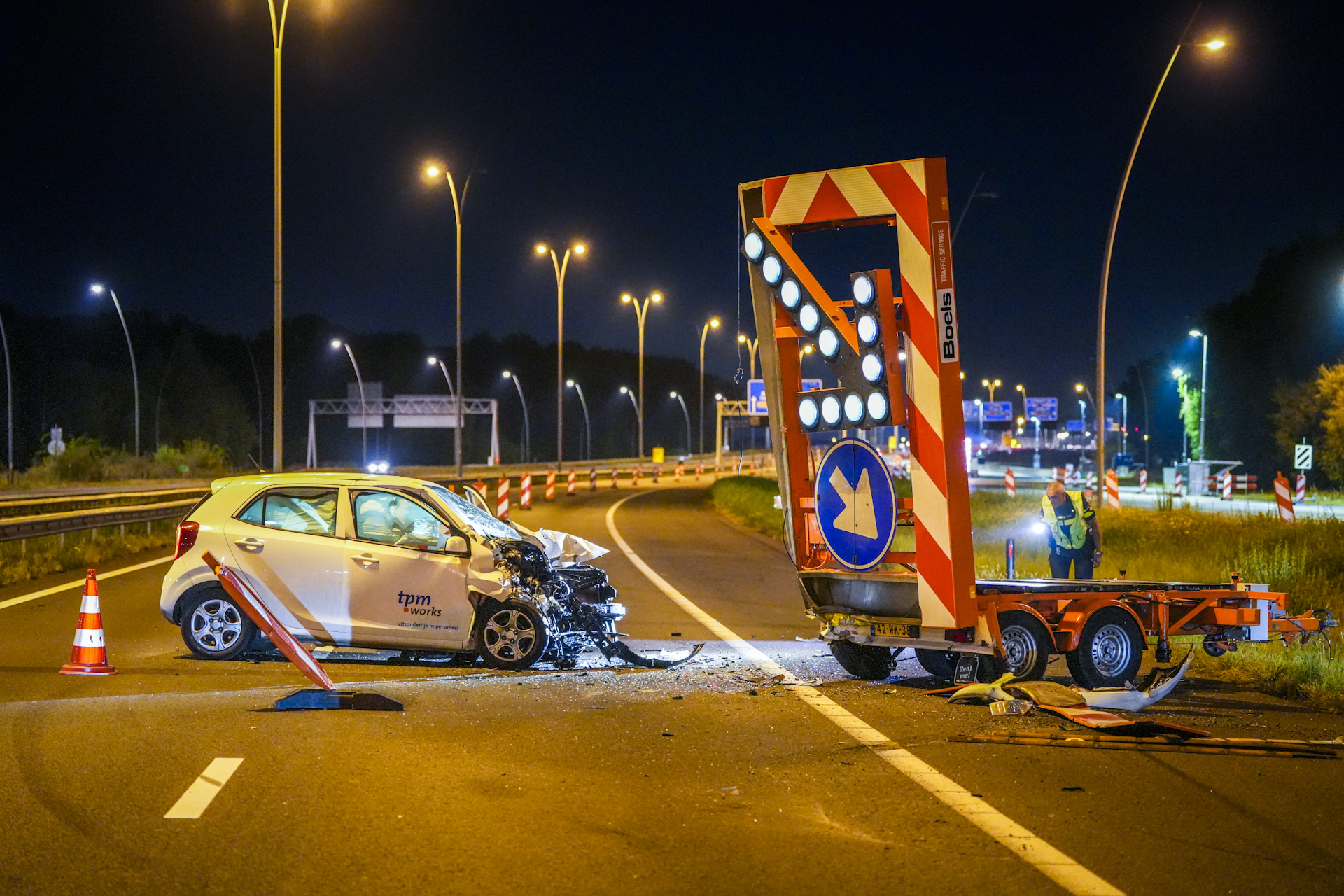 Dronken man ramt pijlwagen bij werkzaamheden A2; bijrijder raakt gewond