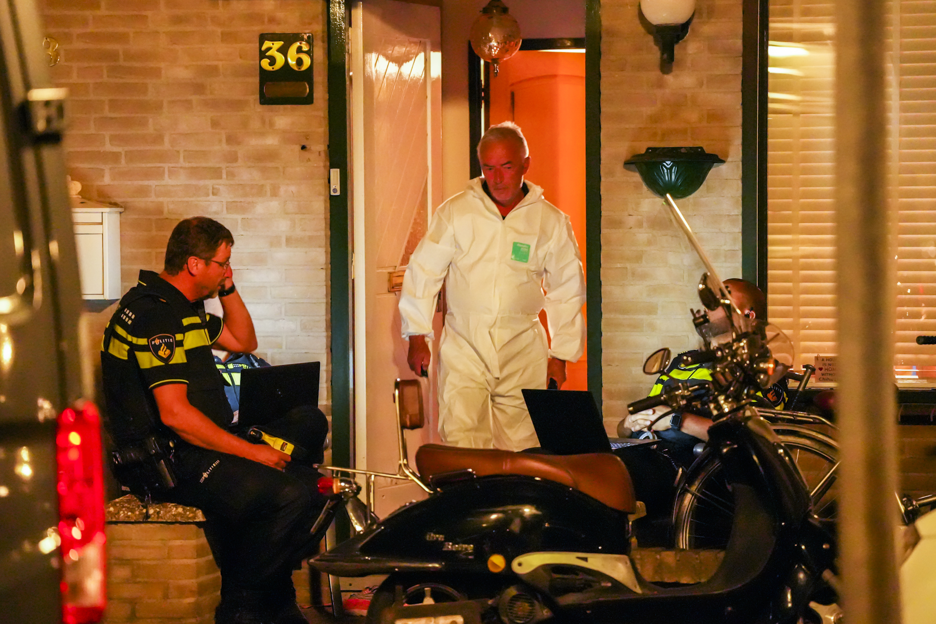 Dode vrouw aangetroffen in woning, Politie doet onderzoek