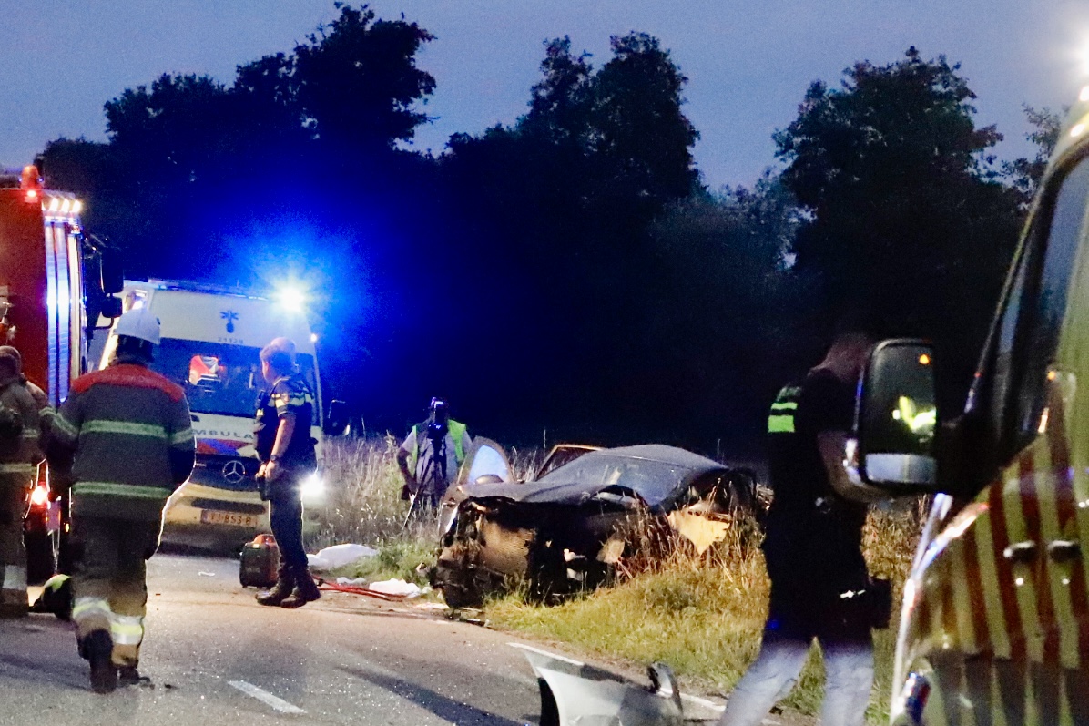 Eén dode, drie zwaargewonden bij eenzijdig ongeval auto in Ledeacker