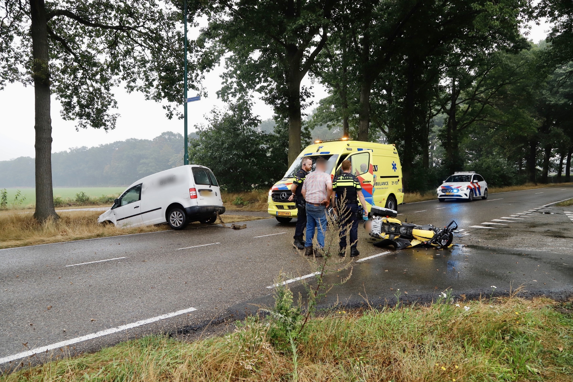Motorrijder gewond na aanrijding met bestelbus in Oploo