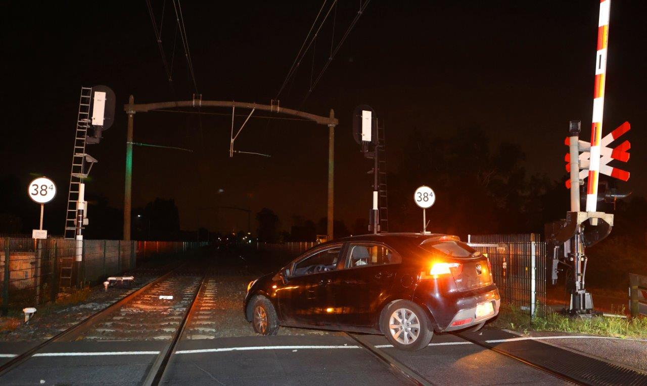 Auto belandt op spoor nadat navigatie ‘sla nu rechtsaf’ aangeeft