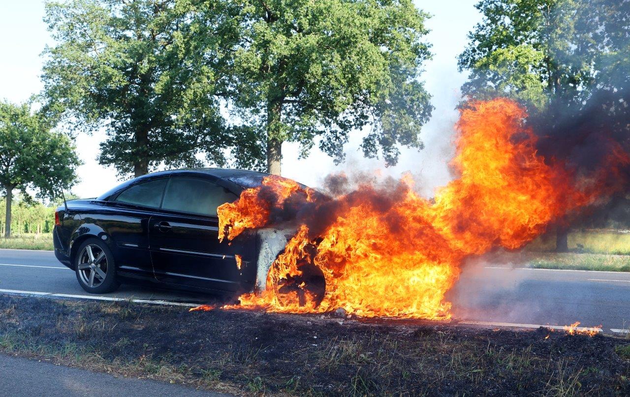 Brand in net gekochte auto: ontdekt door oplettendheid medeweggebruiker