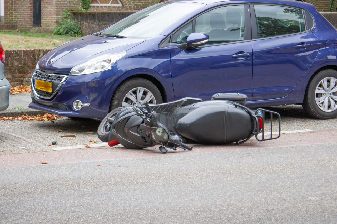 Scooterrijder rijdt achterop auto in Bergen op Zoom: Twee auto’s beschadigd