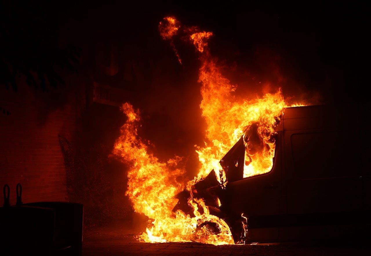 Bestelbus gaat in vlammen op