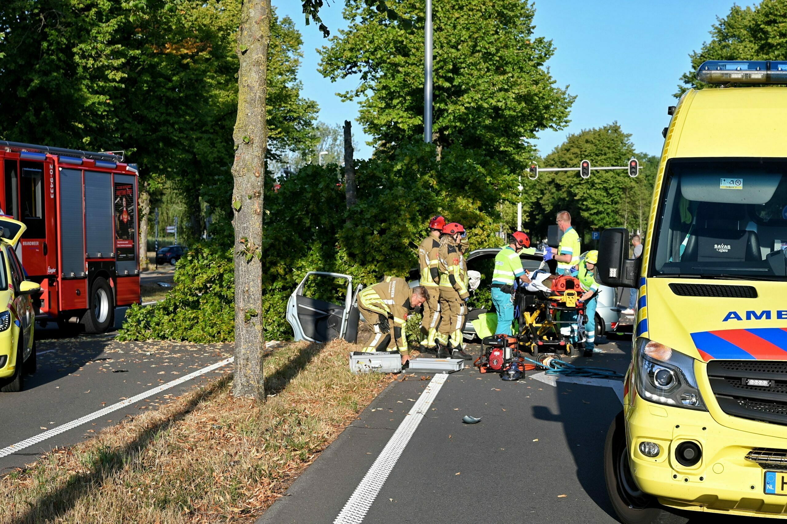Man zwaar gewond na botsing tegen boom Tilburg