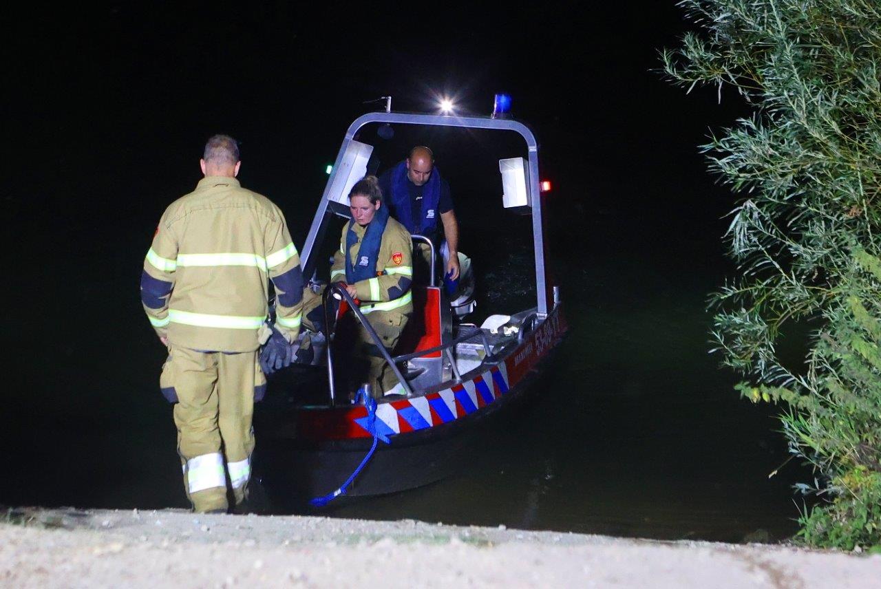 Man (22) slaat overboord van speedboot en belandt in de Maas