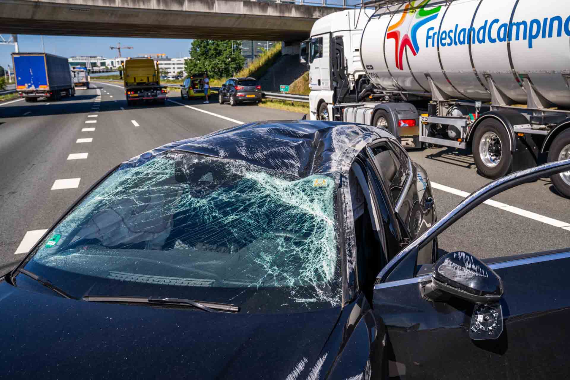 Auto slaat over de kop bij ongeval met vrachtwagen op A67