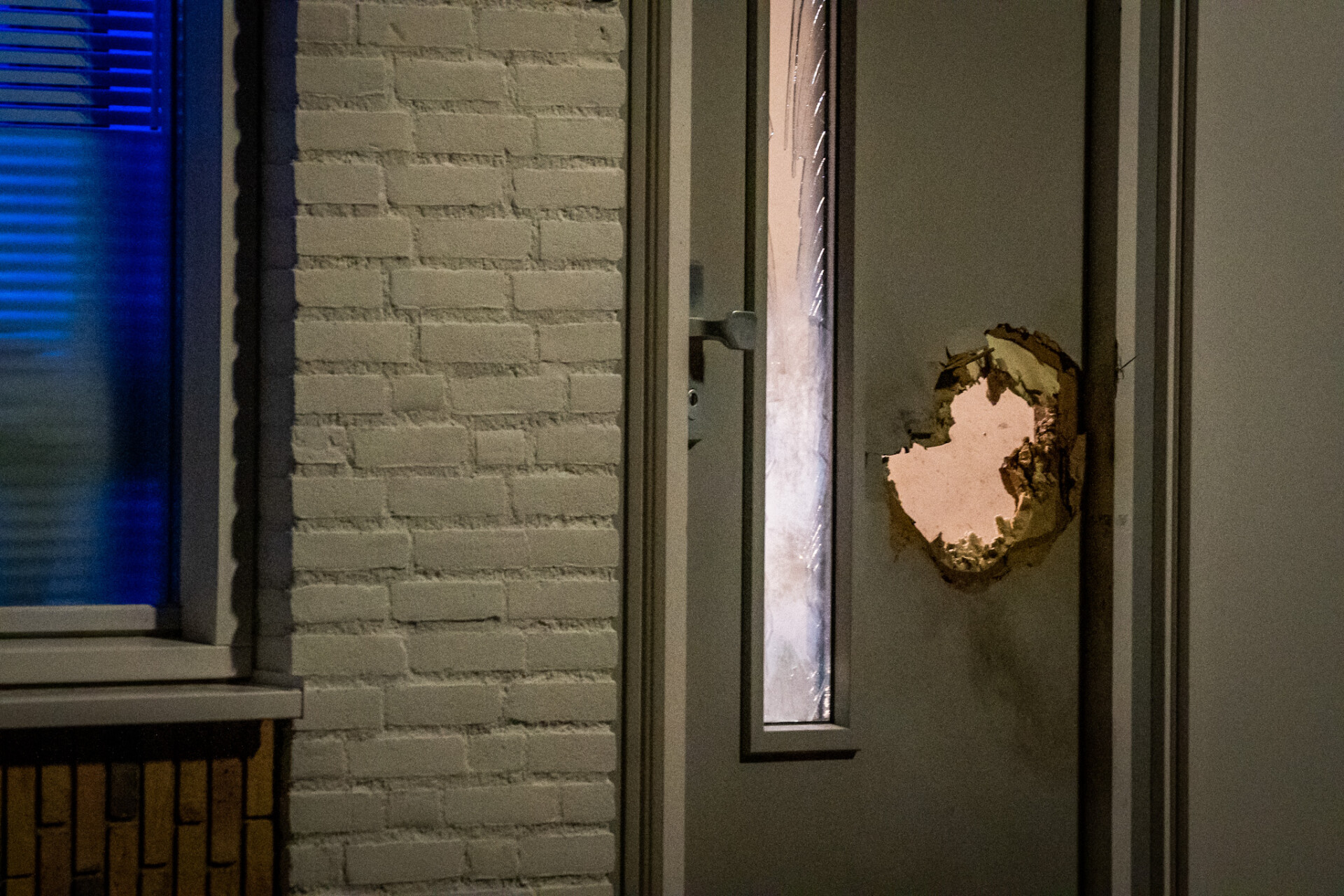 Explosief gaat af bij voordeur, gezin met schik vrij