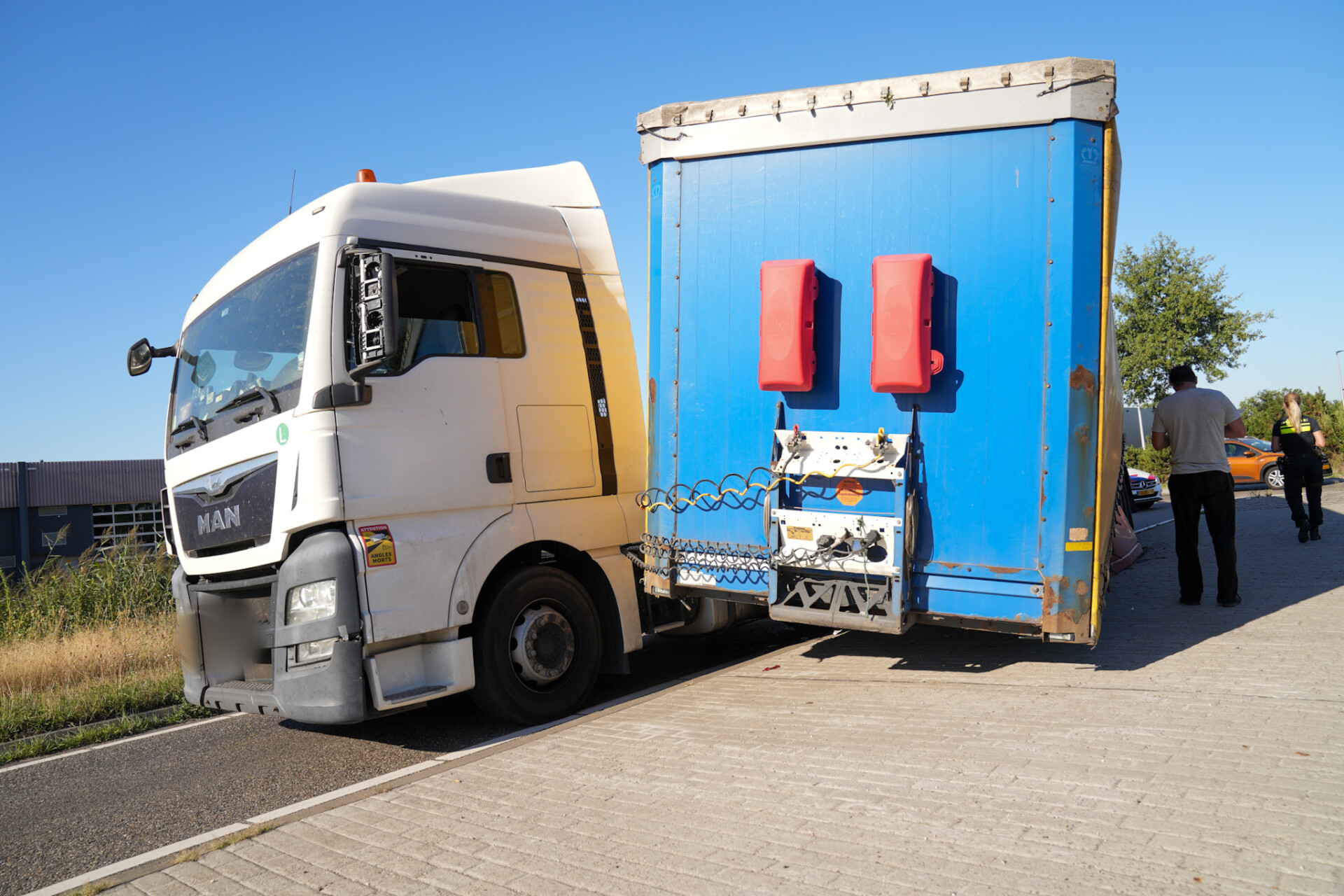 Vrachtwagen verliest oplegger in Helmond