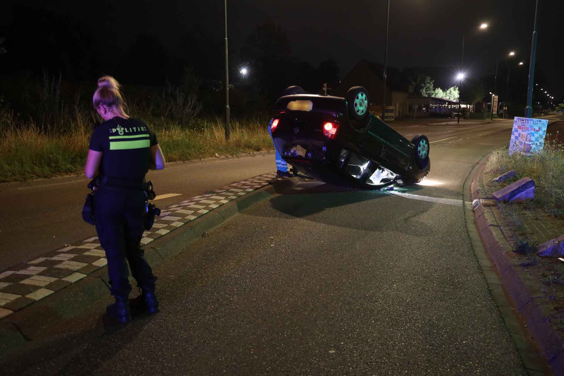 Auto belandt op zijn kop na eenzijdig ongeval