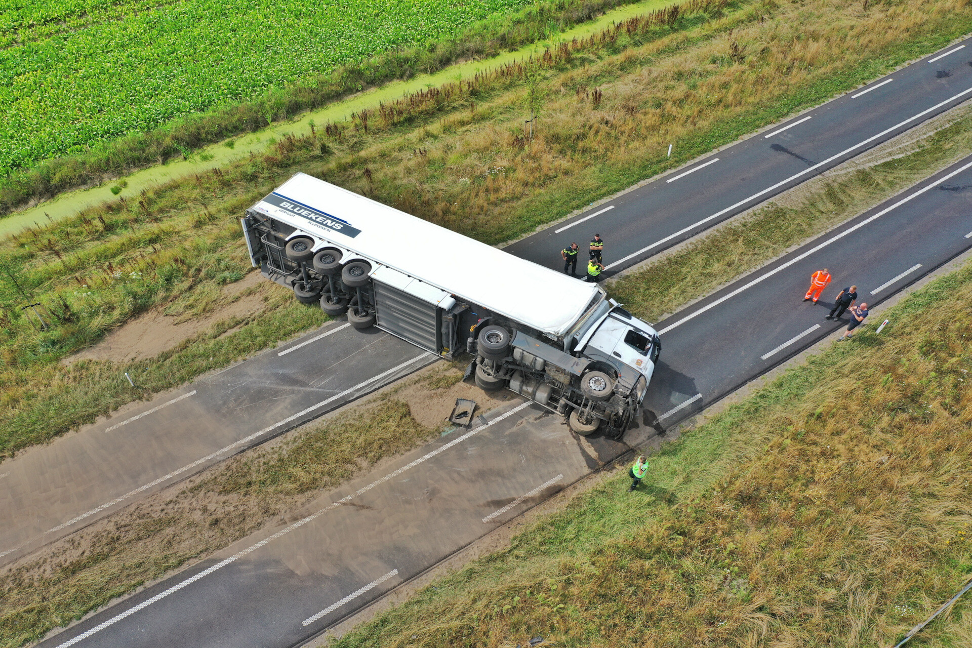 N69 nog uren dicht: gekantelde vrachtwagen ligt dwars over de weg