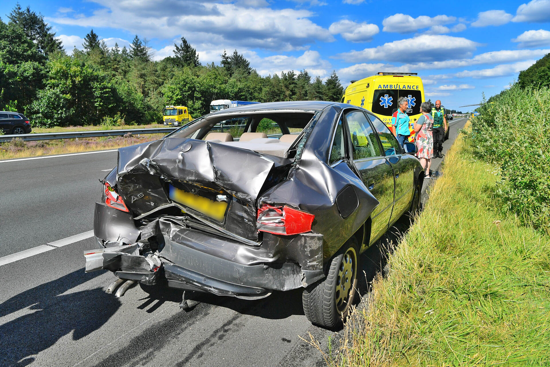 Kettingbotsing op A67, traumaheli landt bij snelweg