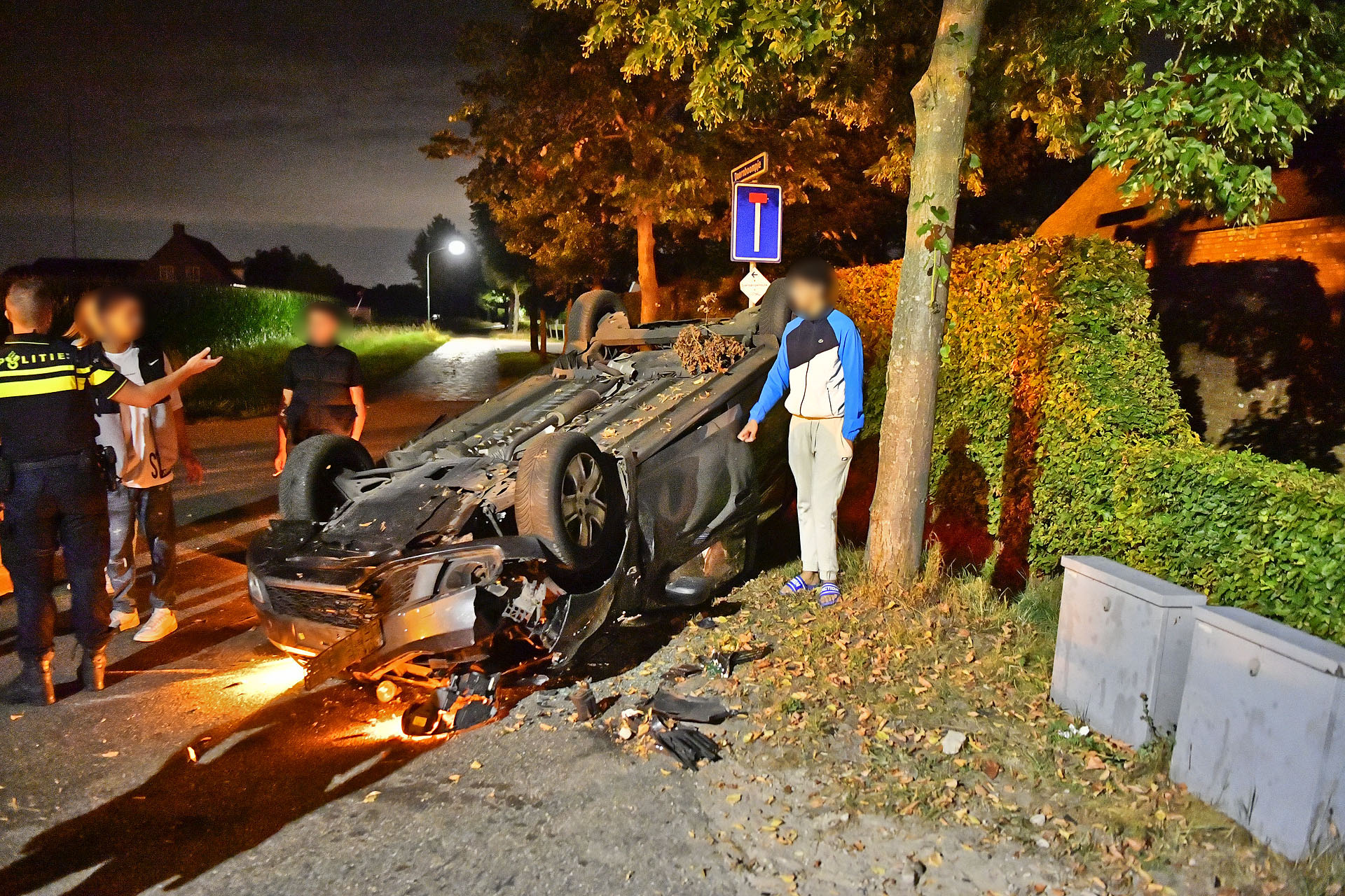 Vijf jongeren slaan met auto over de kop