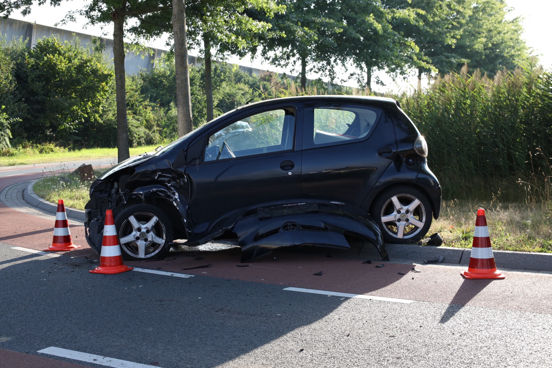 Auto afgesleept na ongeval met vrachtwagen