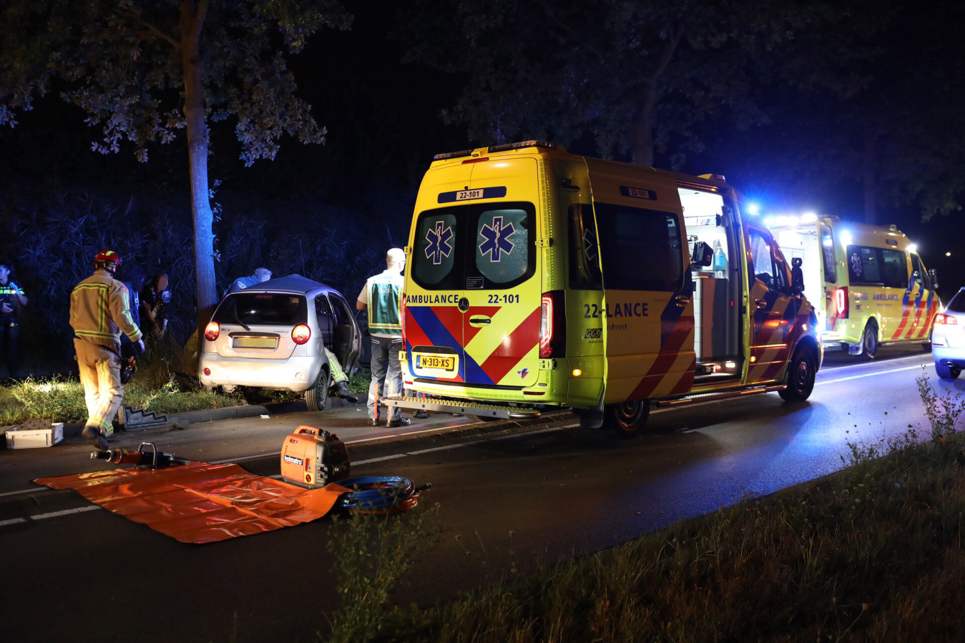 Auto klapt op boom in Best, twee gewonden