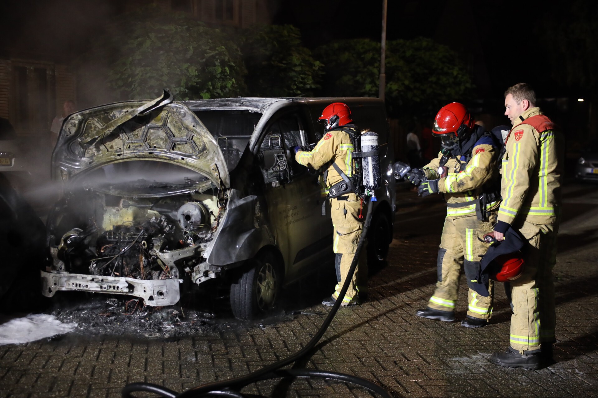 Brandende bus rolt tegen ander voertuig in Best