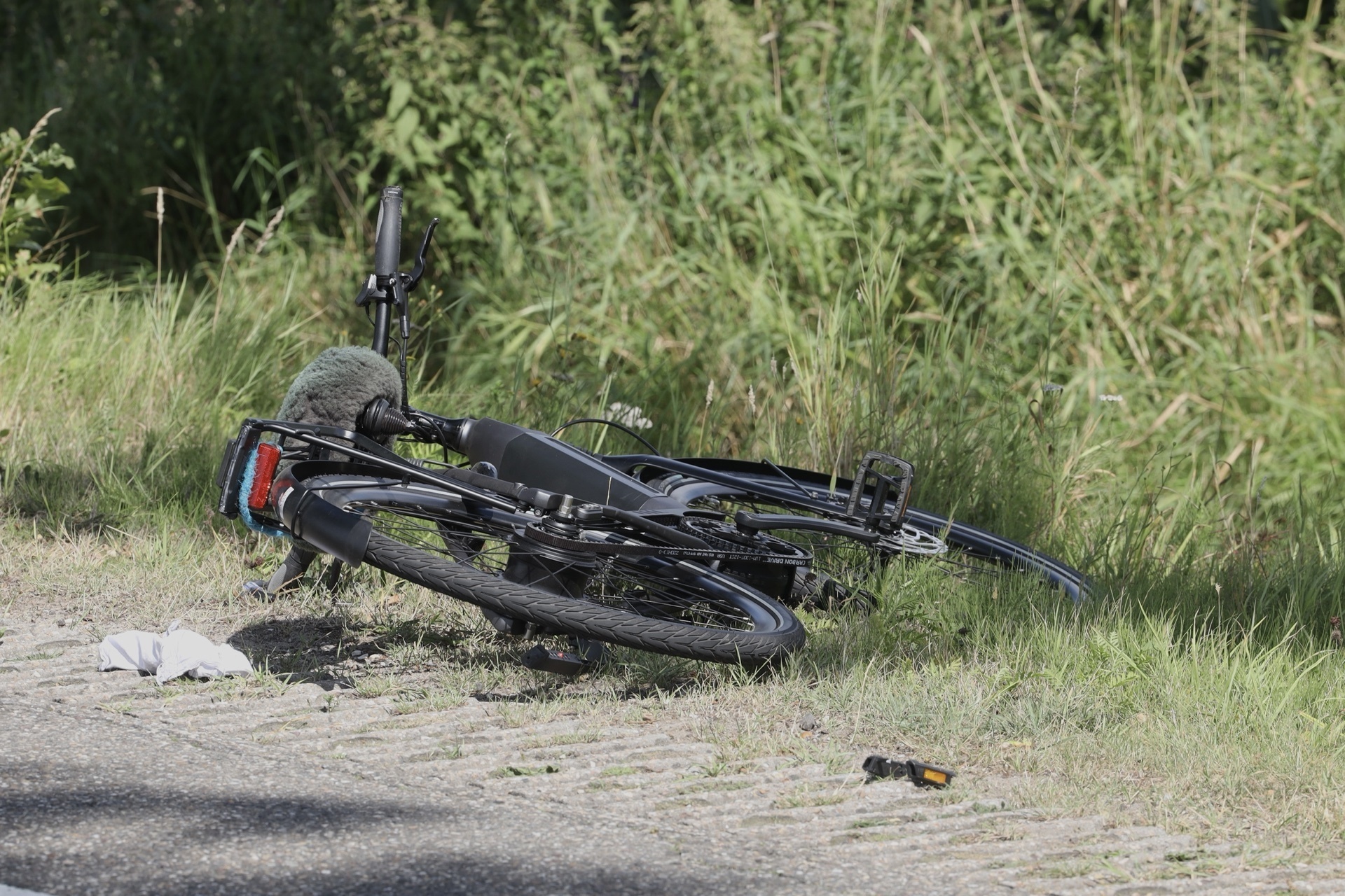 Fietser (85) overleden na aanrijding, automobilist rijdt door