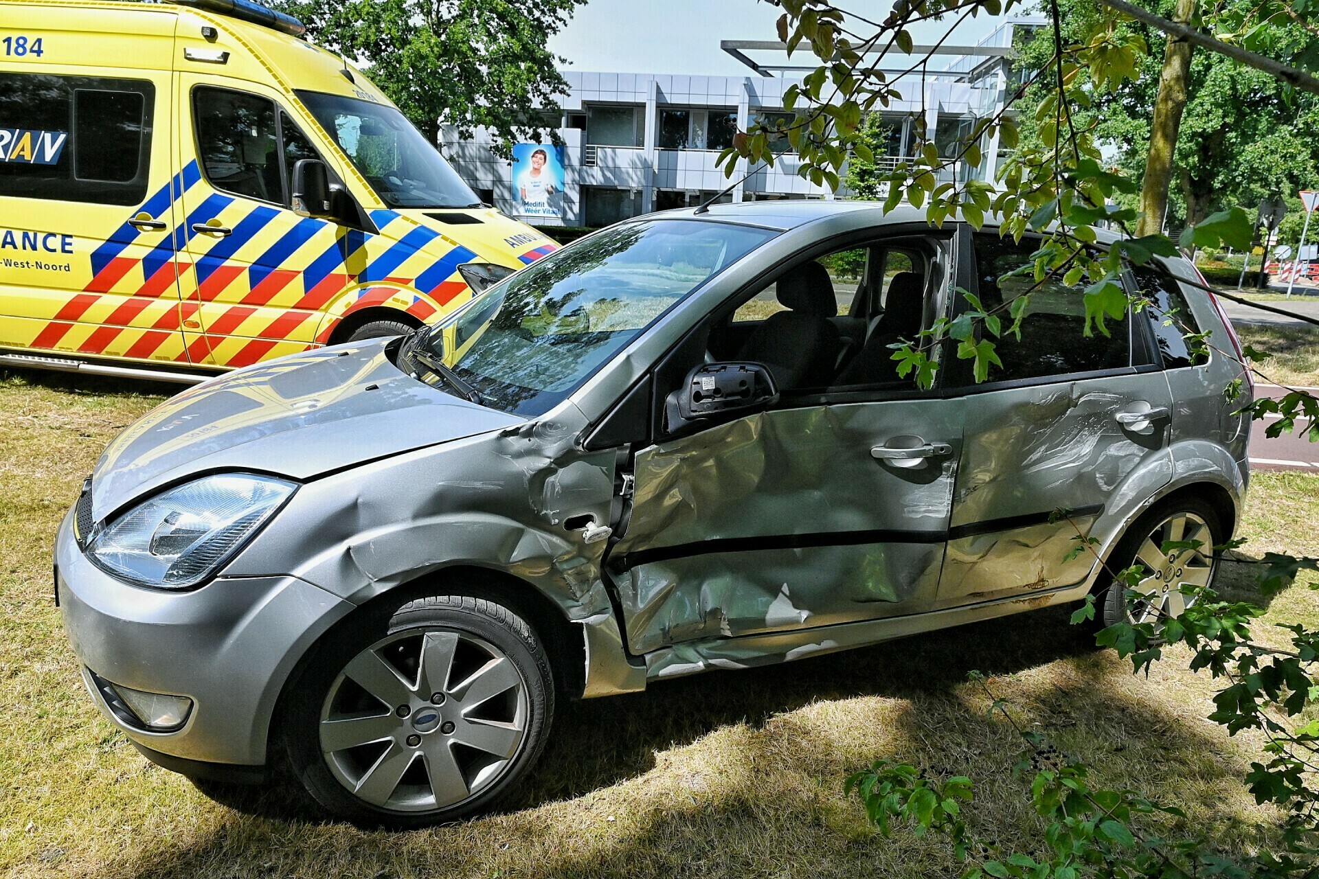 Forse schade na ongeval tussen twee personenauto’s