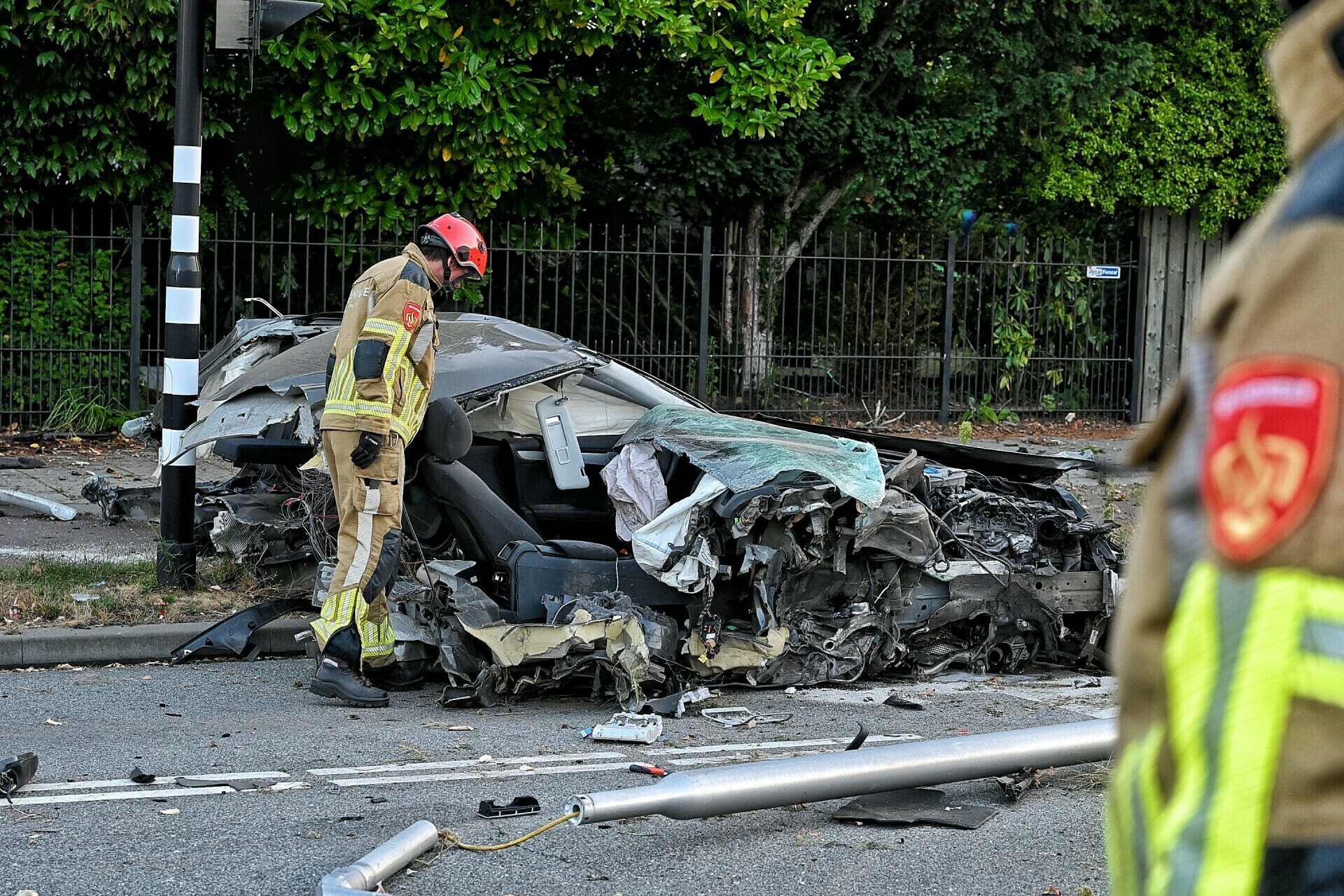 Zware crash verwoest hele auto: twee zwaargewonden