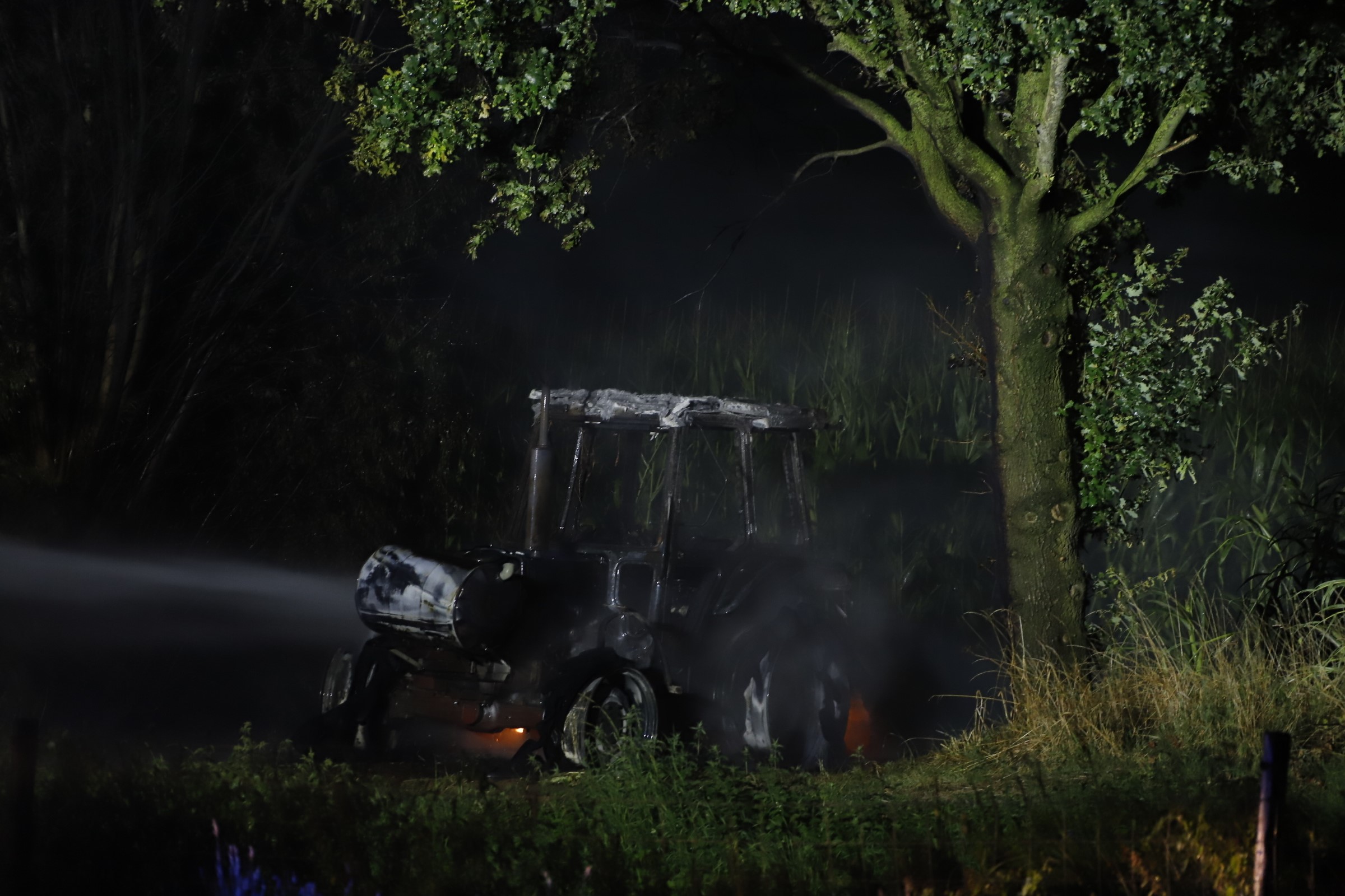 Tractor gaat in vlammen op in Sint Hubert