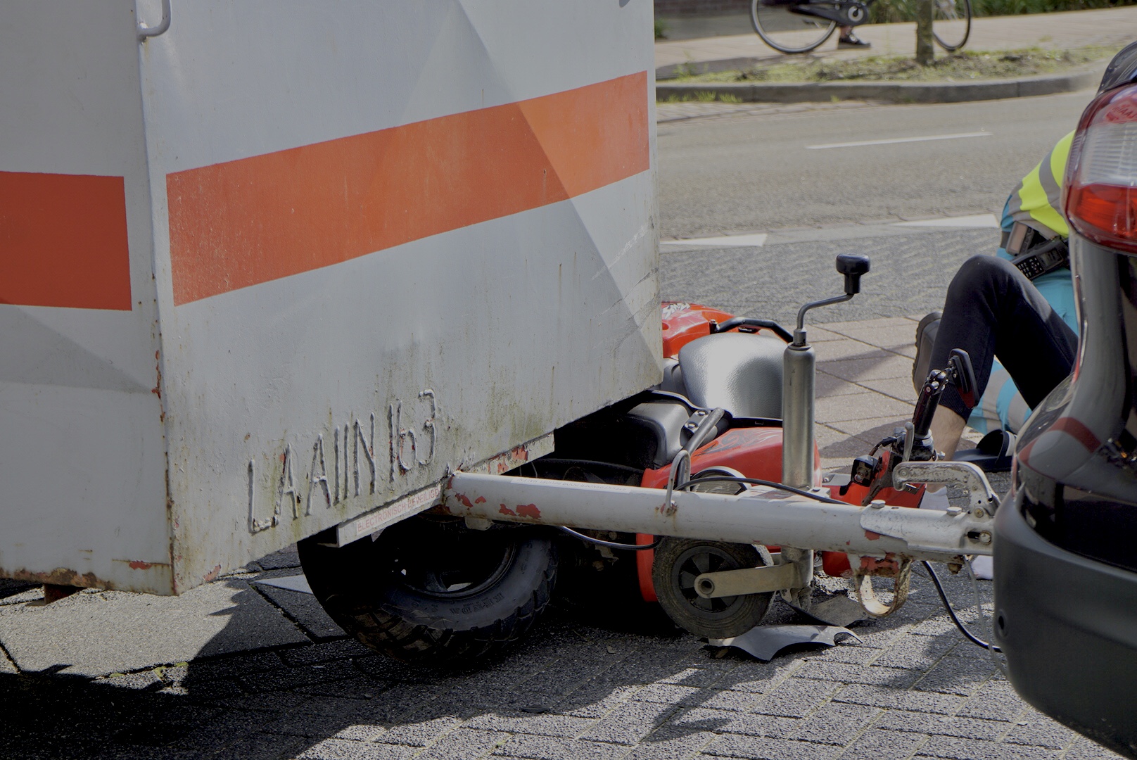 Scooter vast onder aanhanger bij aanrijding: bestuurder gewond