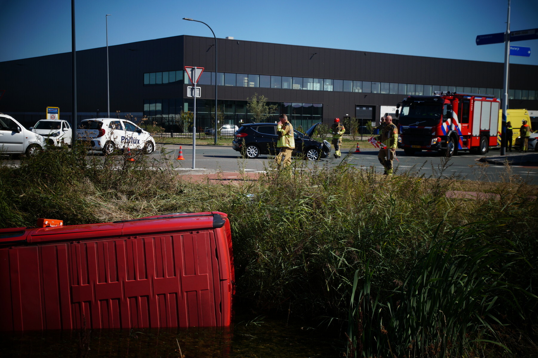 Bestelbus komt door ongeval in de sloot terecht in Waalwijk