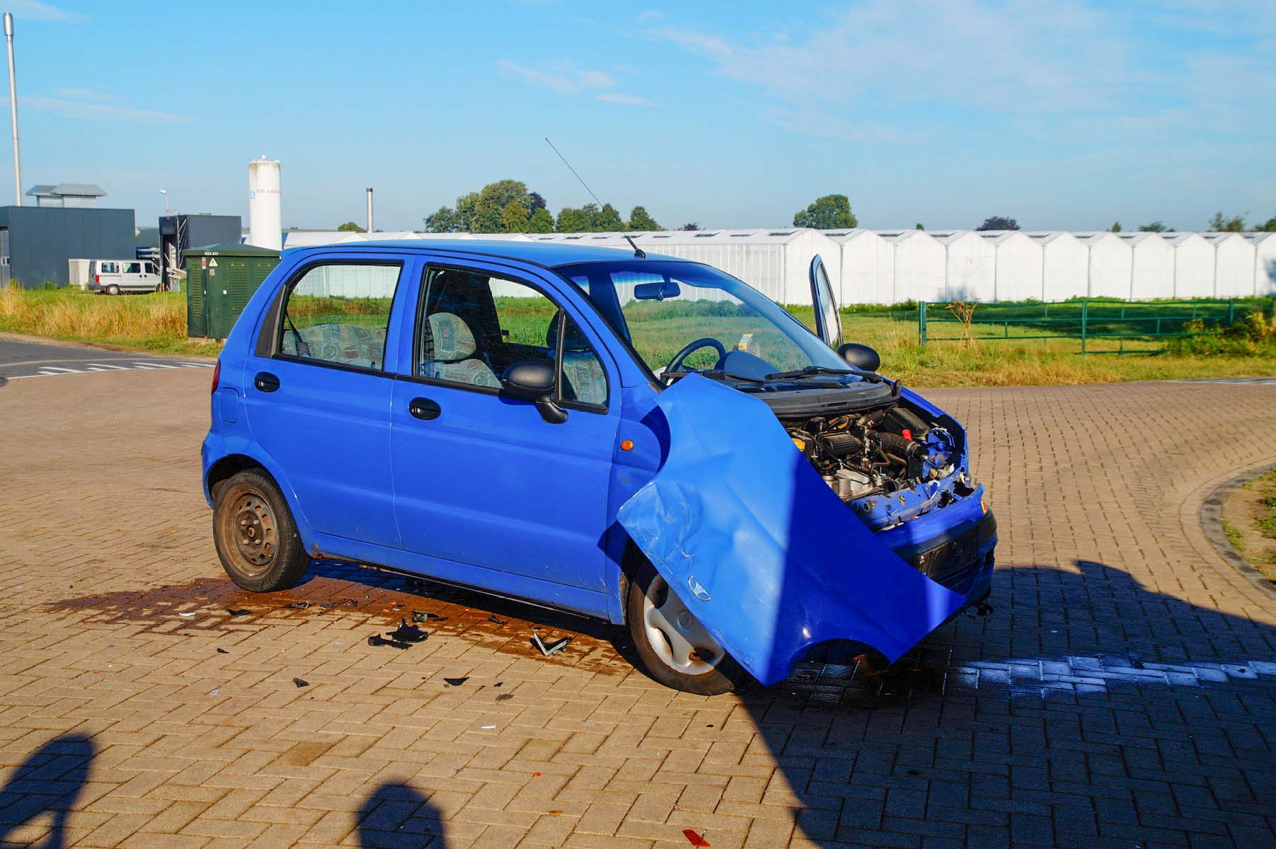 Auto klapt op bestelbus in Elshout