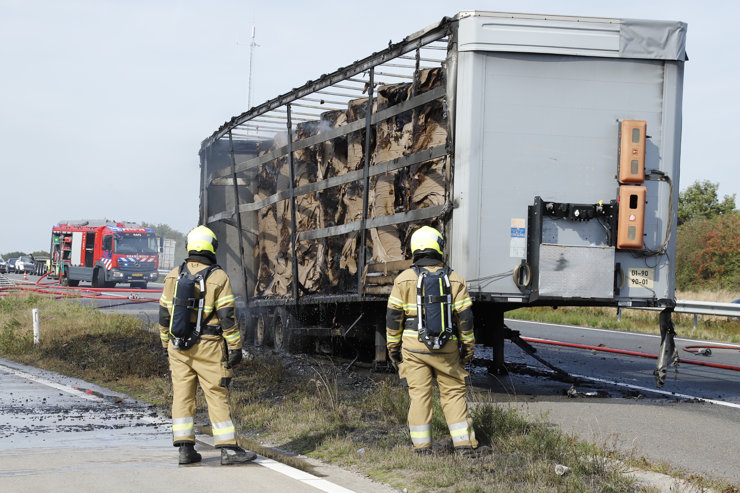 Aanhanger van vrachtwagen met papier brand uit op A73 bij Boxmeer