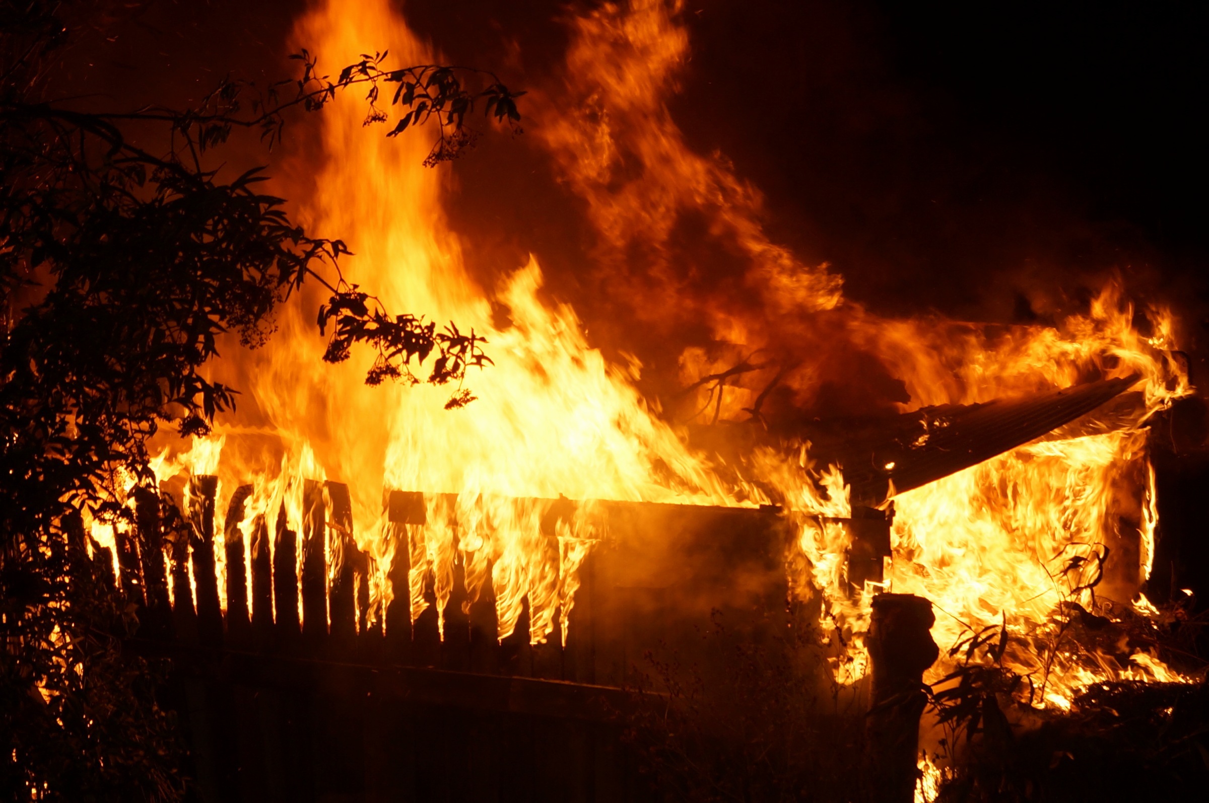 Uitslaande brand in meerdere schuurtjes