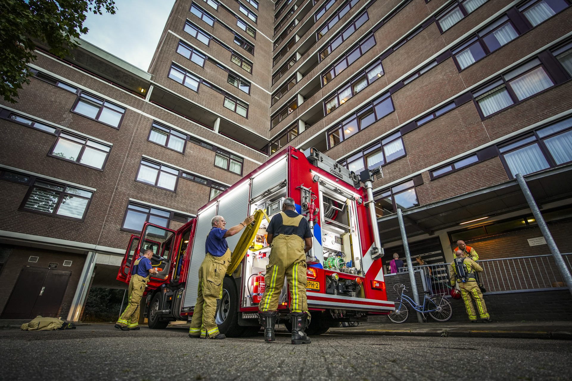 Brandweer haalt man van balkon na brand op de11e etage