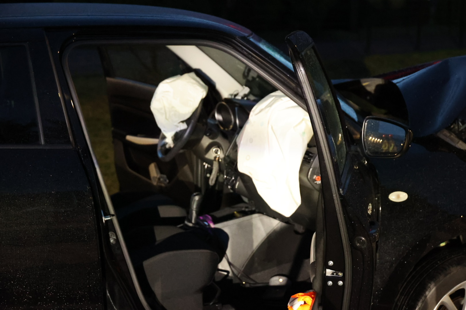 Flinke aanrijding tussen vrachtwagen en auto op kruising in Waalwijk