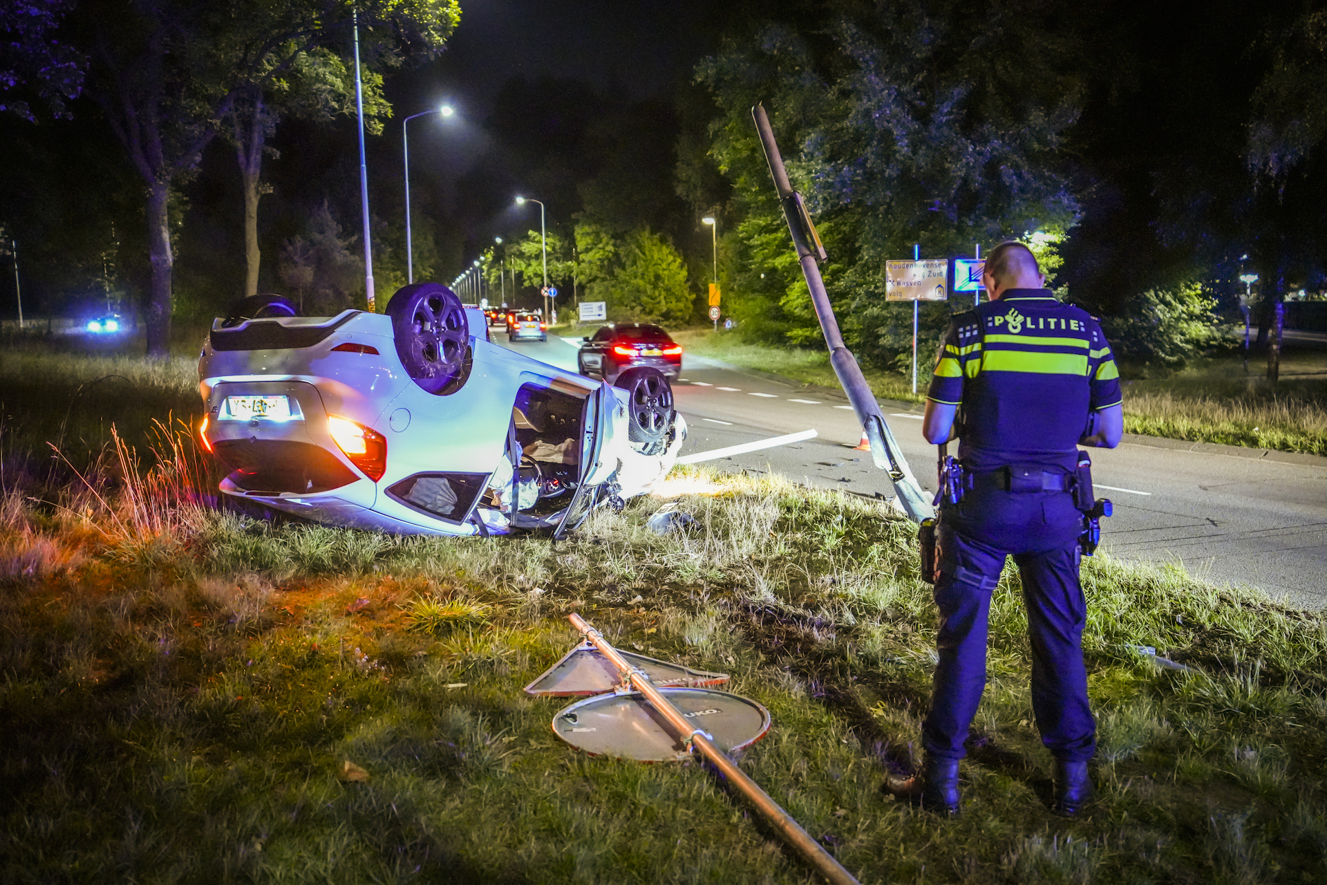 Jonge Automobilist Heeft Veel Geluk Als Wagen Over De Kop Slaat ...