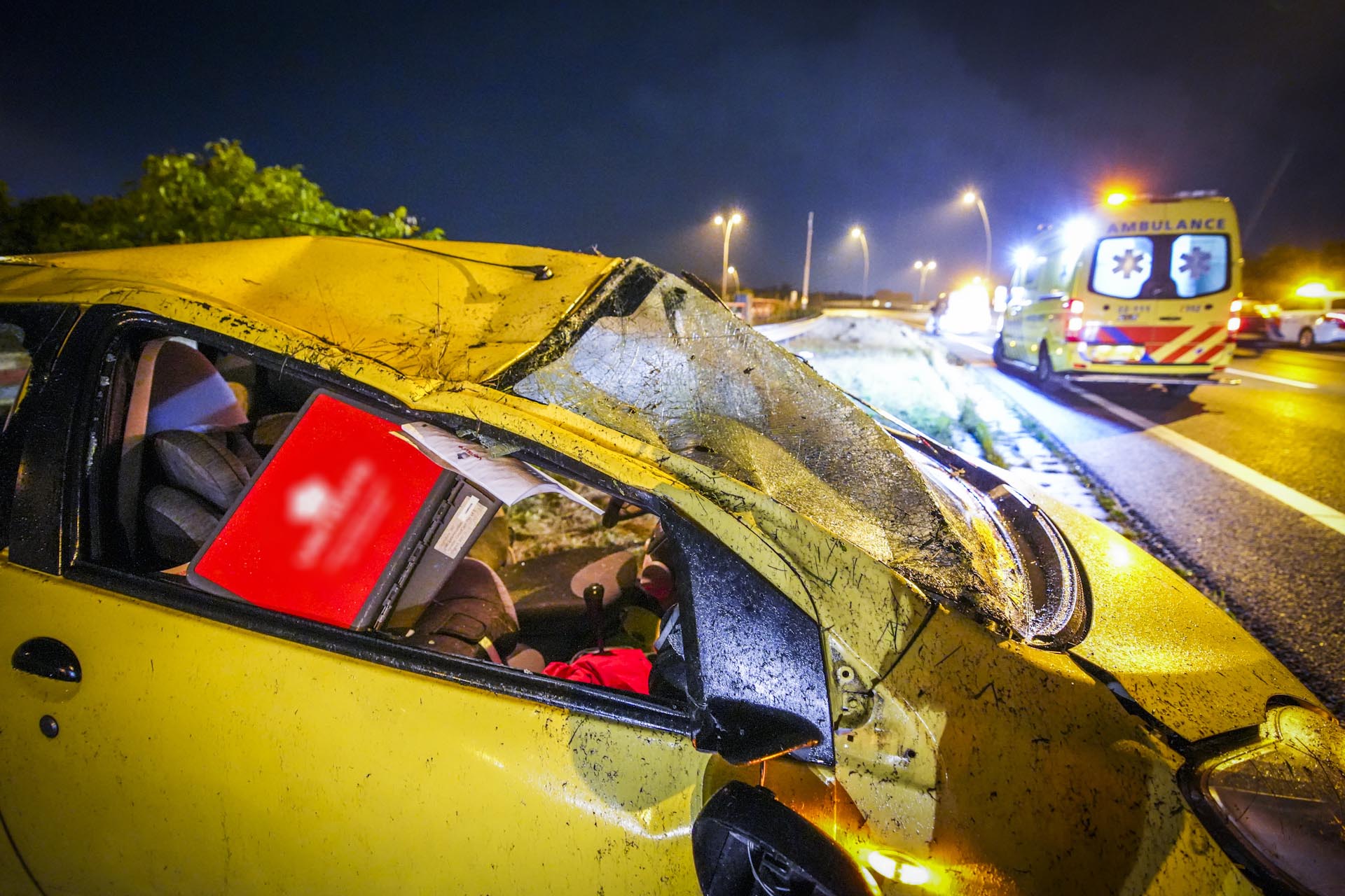Man gewond geraakt nadat auto over de kop slaat