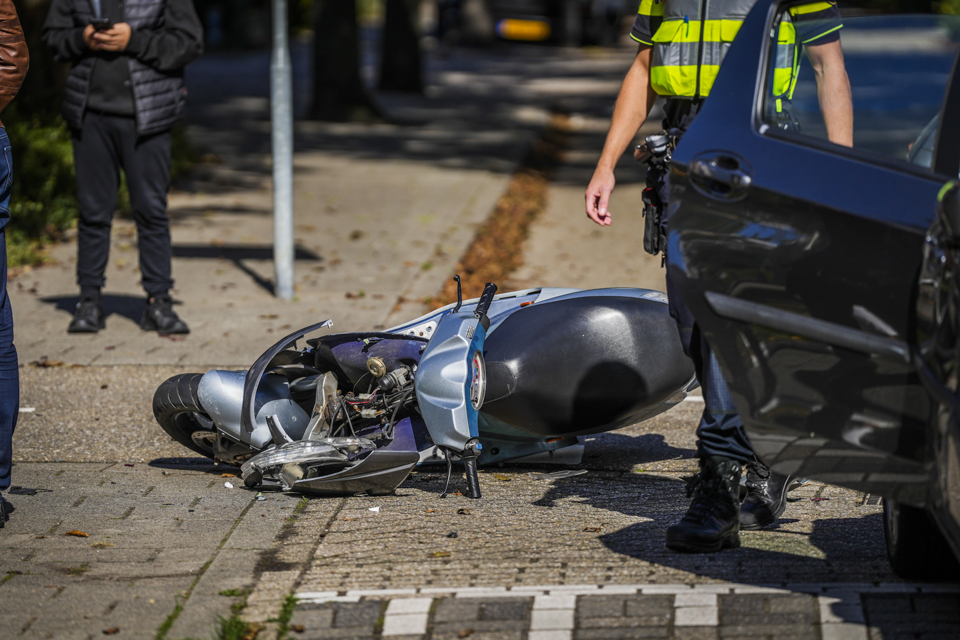 Scooterrijder gewond bij aanrijding met auto in Nuenen