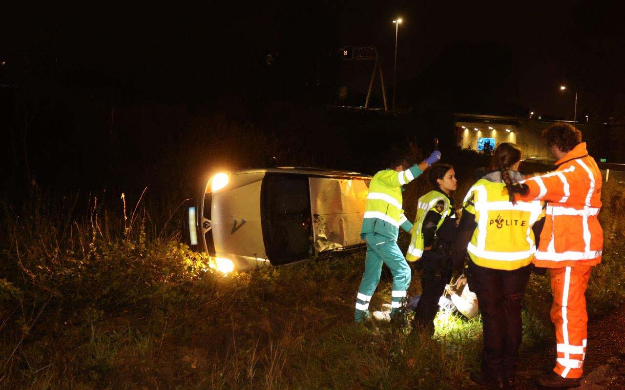 Auto op zijn kant bij afrit A2