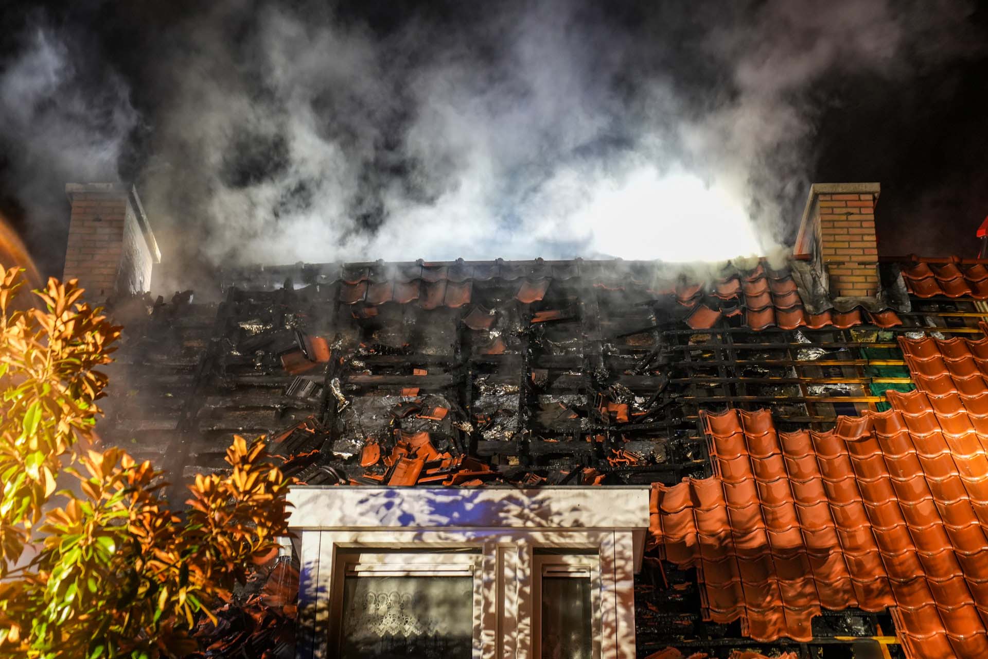 Brandwoning na bliksem inslag: bewoner gewond geraakt
