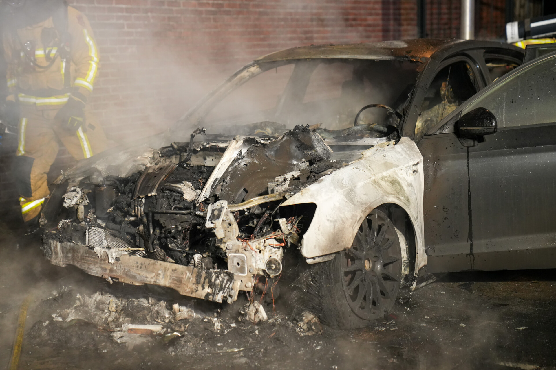 Auto volledig verwoest door brand