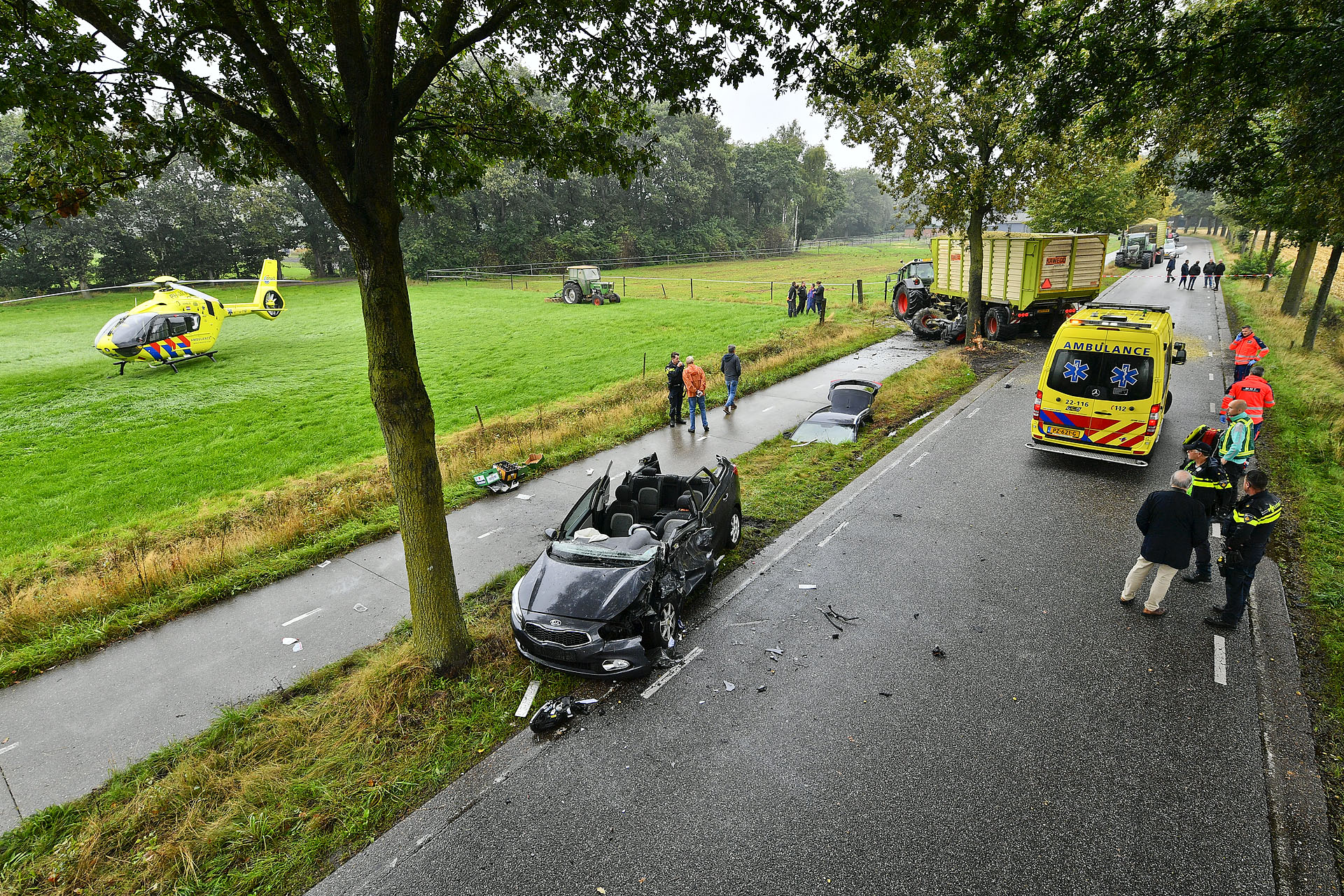 Vrouw raakt bekneld in auto na botsing met tractor