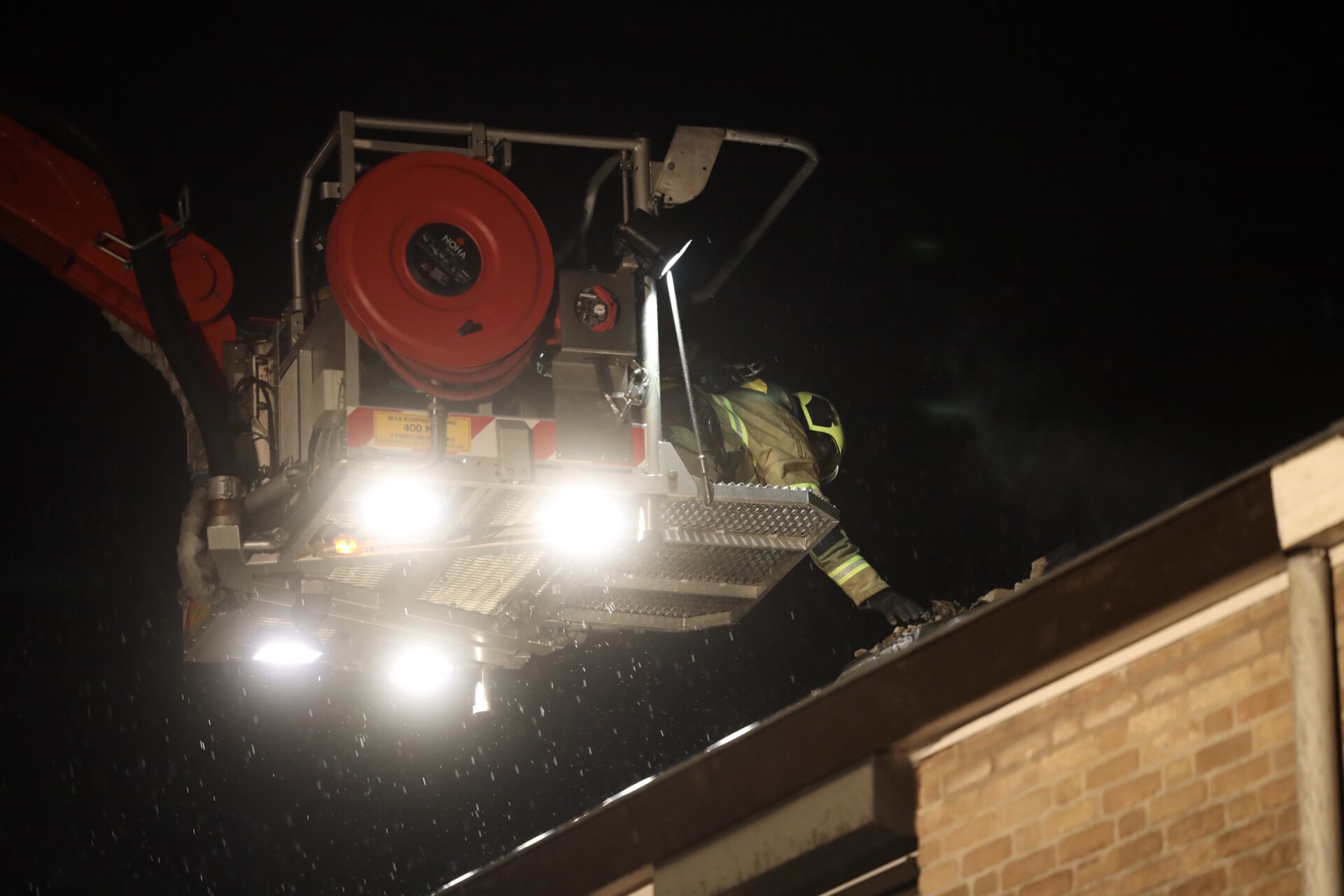 Schoorsteen spat uiteen na blikseminslag