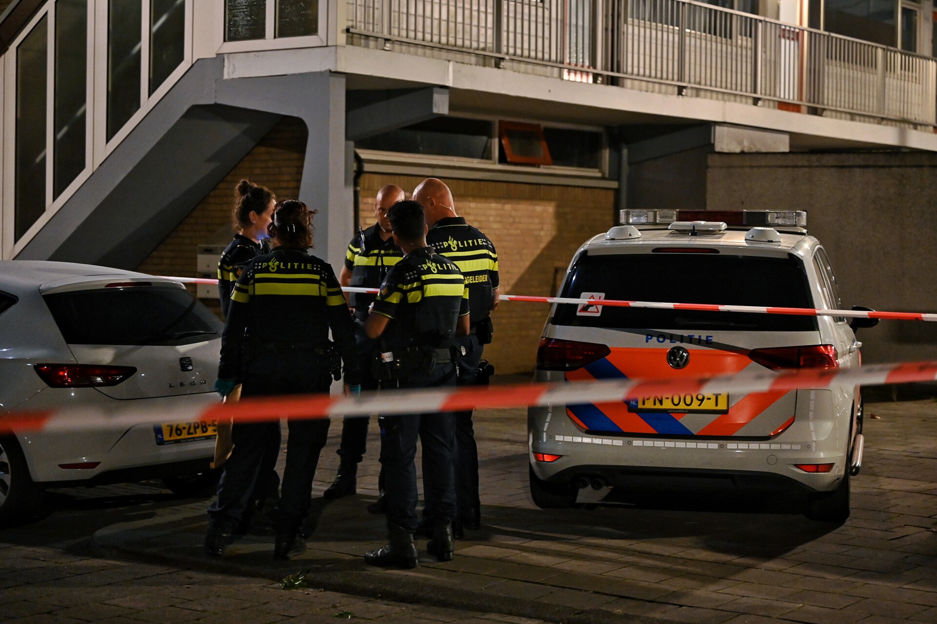 Man met schotwond in been aangetroffen op straat
