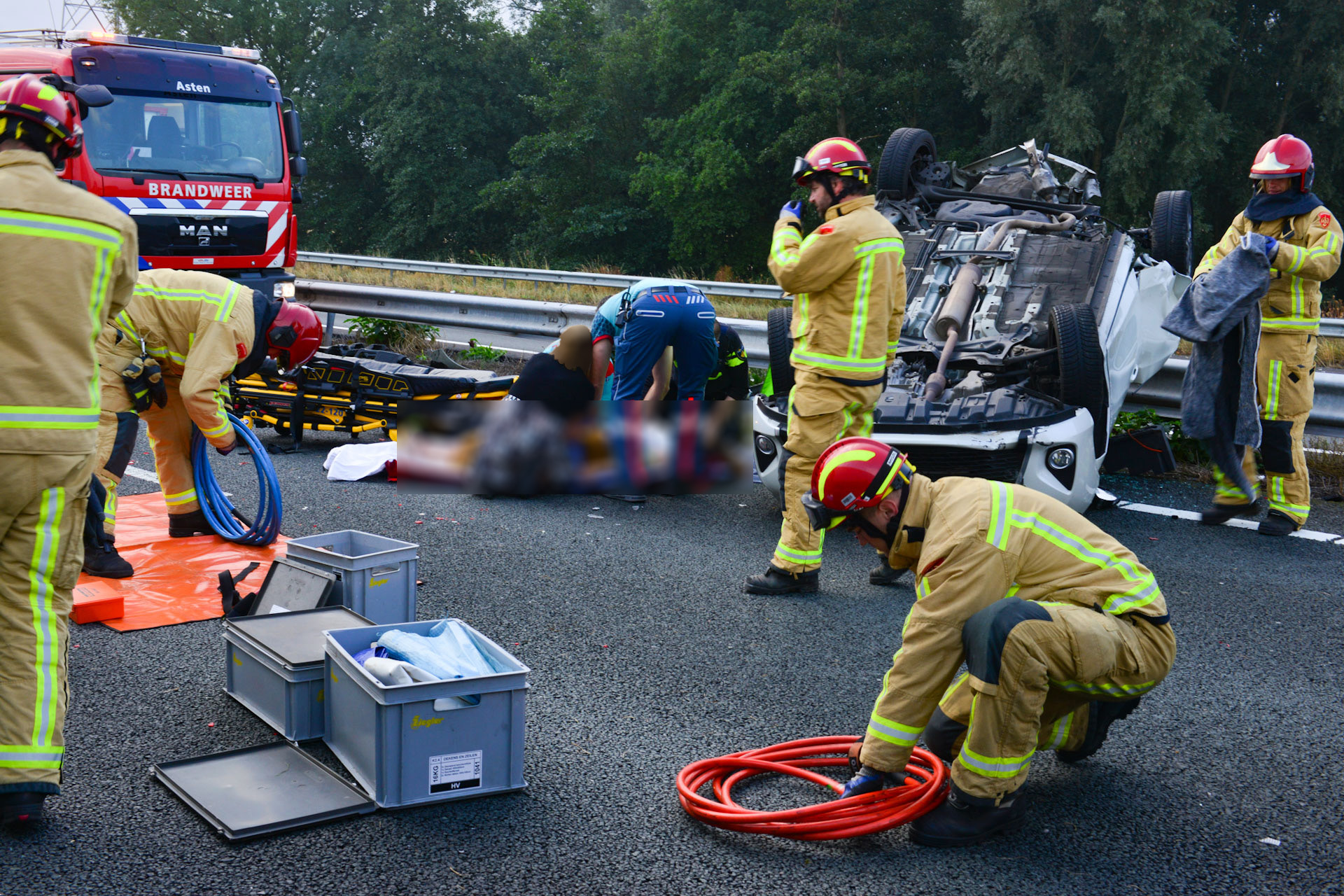 Auto vliegt over de kop bij ongeval, A67 afgesloten