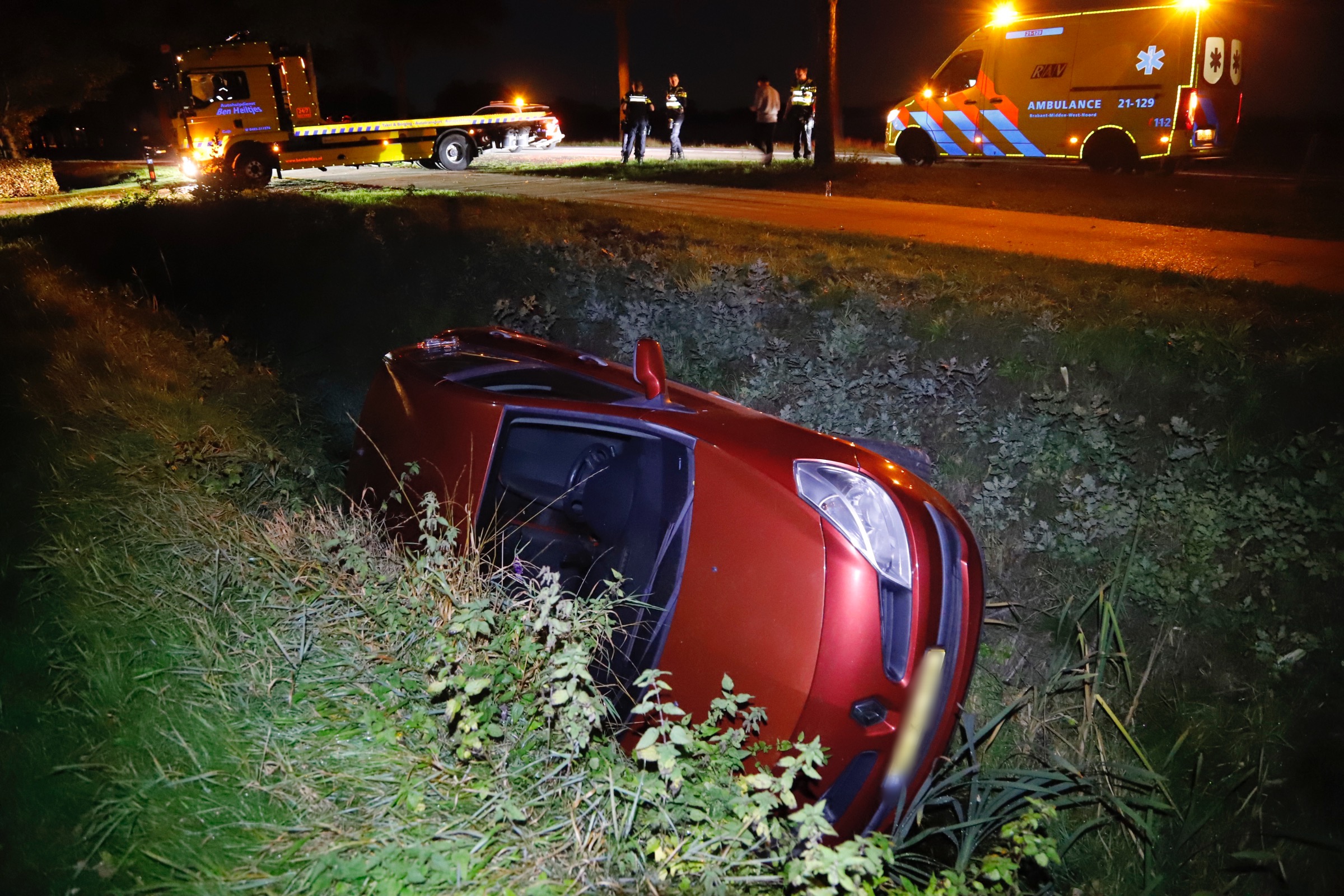 Bestuurster moet uitwijken en belandt in de sloot
