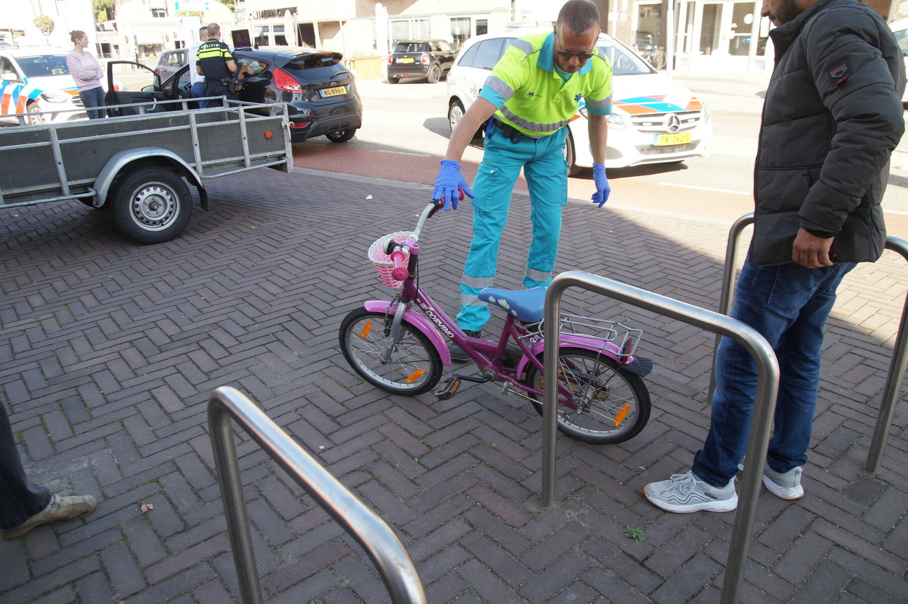 Meisje op fiets aangereden, bestuurder rijdt door: ‘flinke klap geweest’