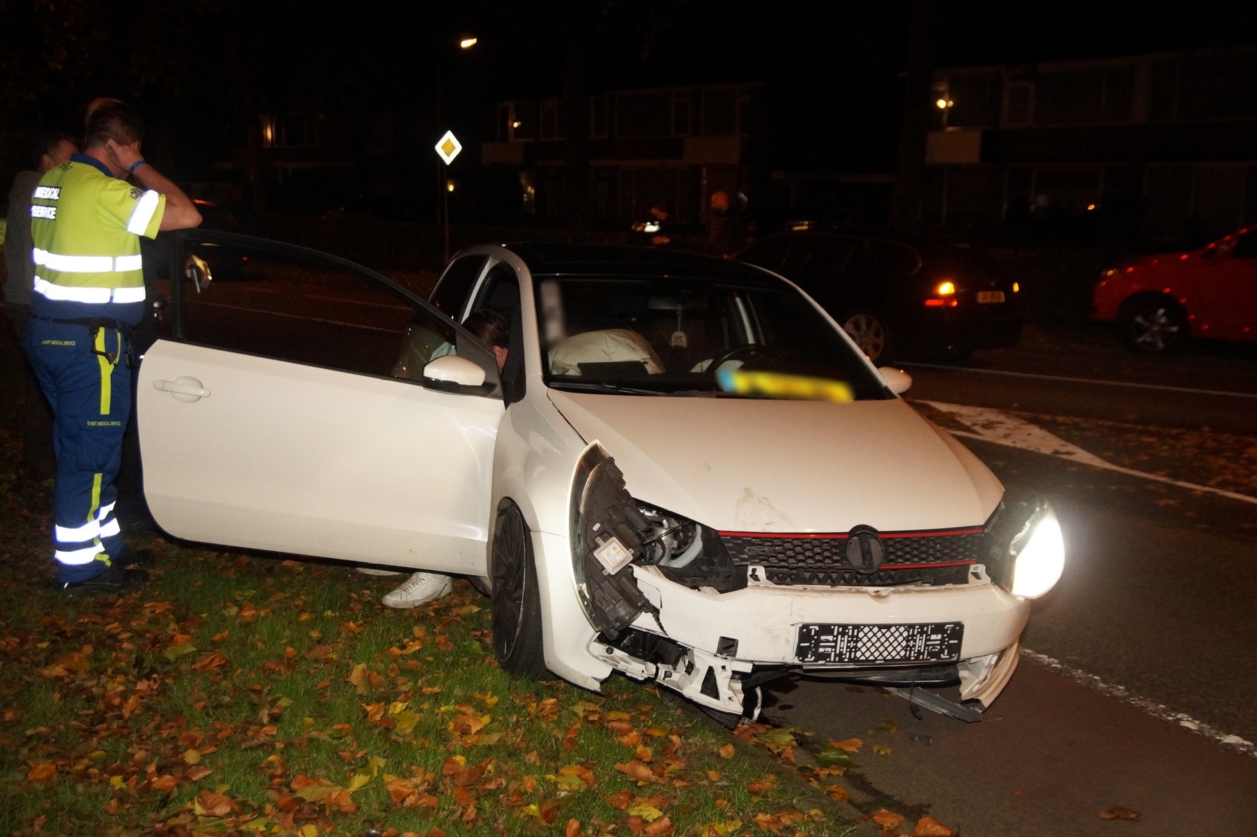 Man aangehouden nadat hij tegen verkeersbord en paal knalt: Vermoedelijk dronken