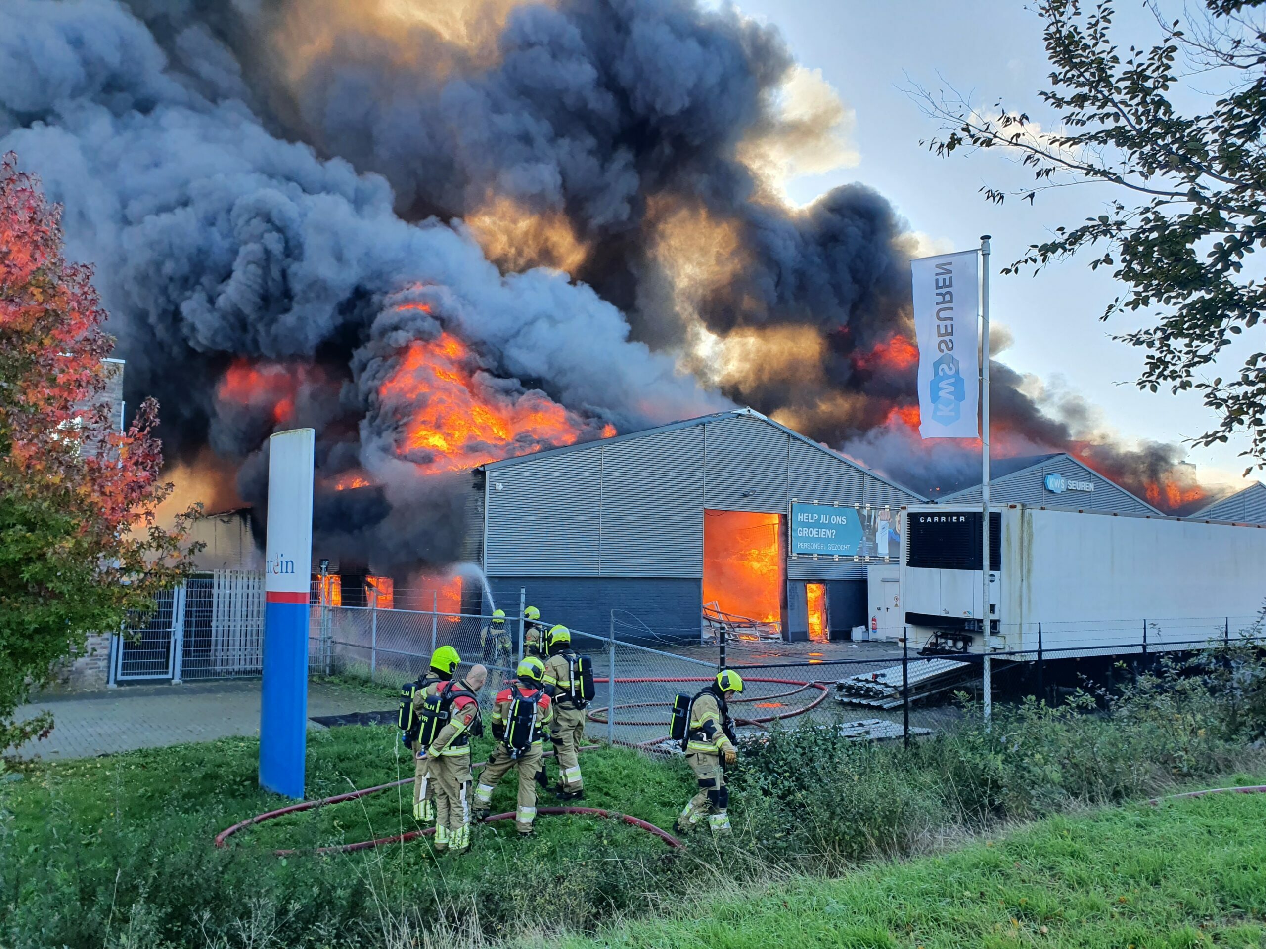Industrieterrein na brand nog steeds afgesloten, asbest gevonden