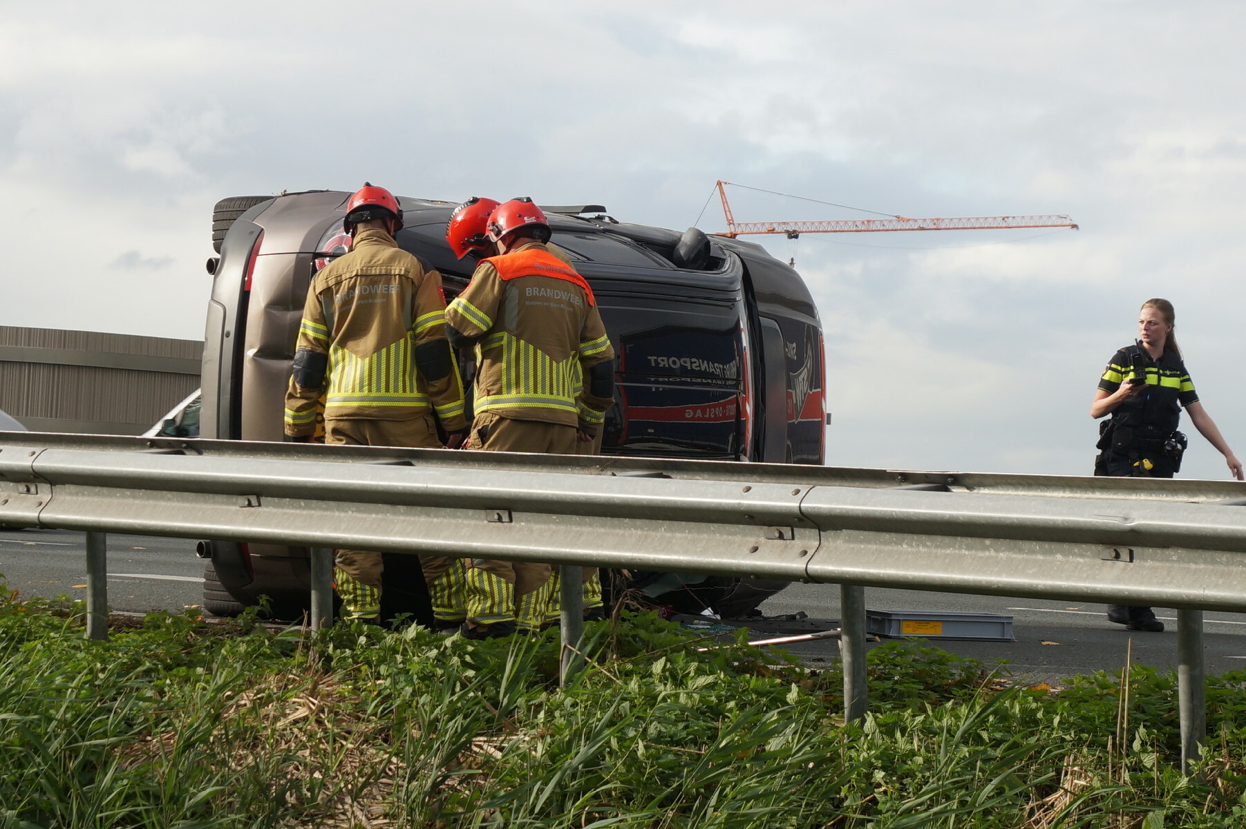 Auto belandt op zijn zijkant bij aanrijding op A59