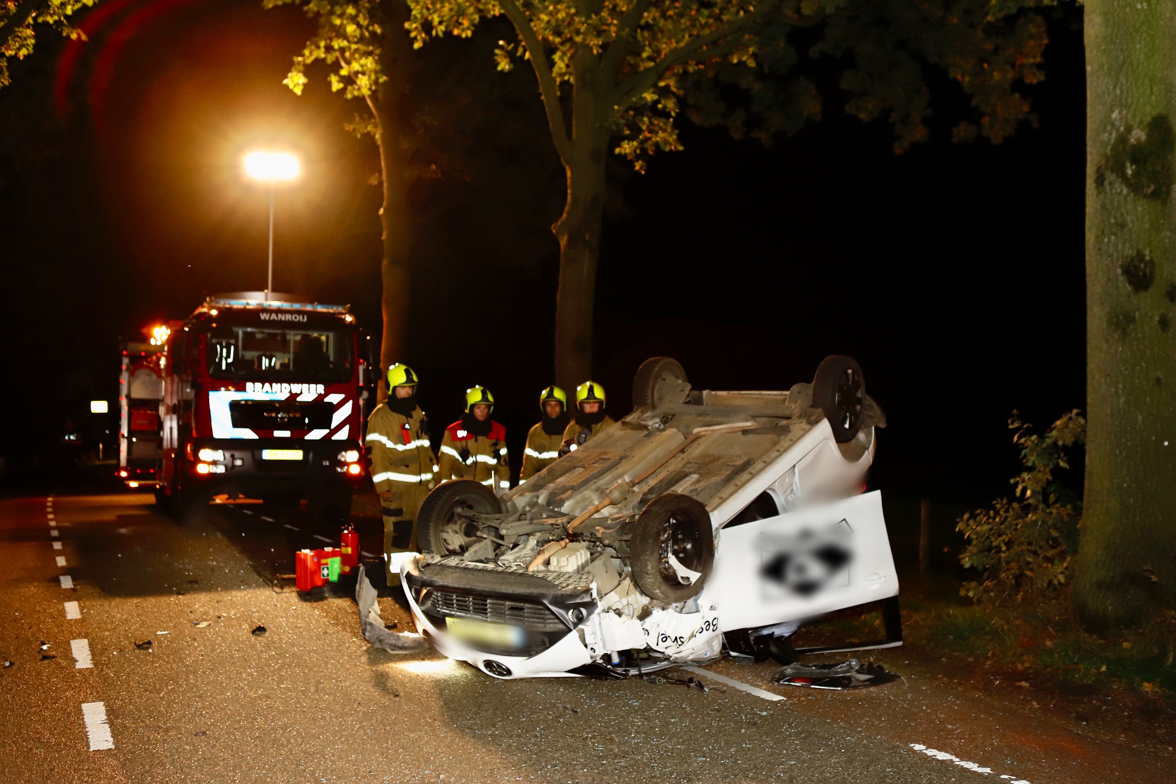 Automobilist schaaft boom, belandt op de kop en raakt gewond