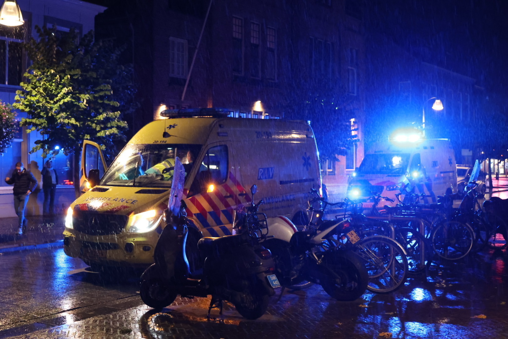 Man valt uit boom en raakt zwaargewond